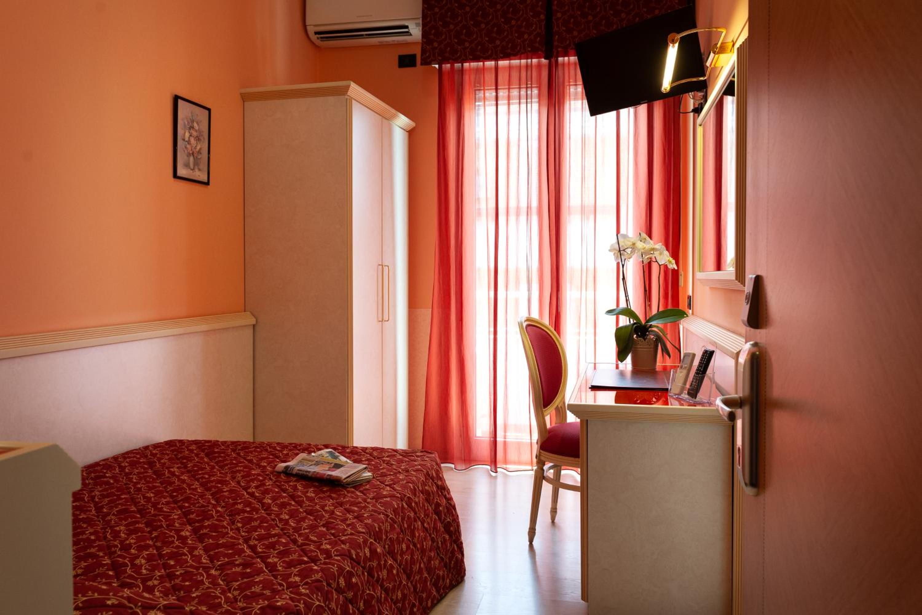 Single Room photo 2