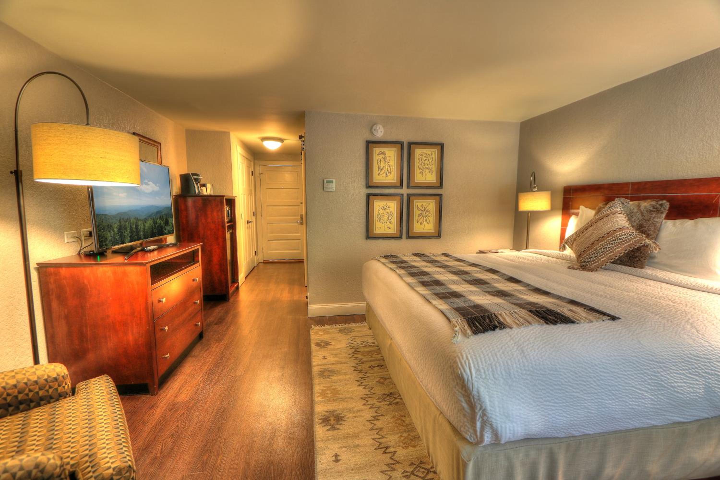 Deluxe King Bed With Jacuzzi, Fireplace and Balcony photo 2