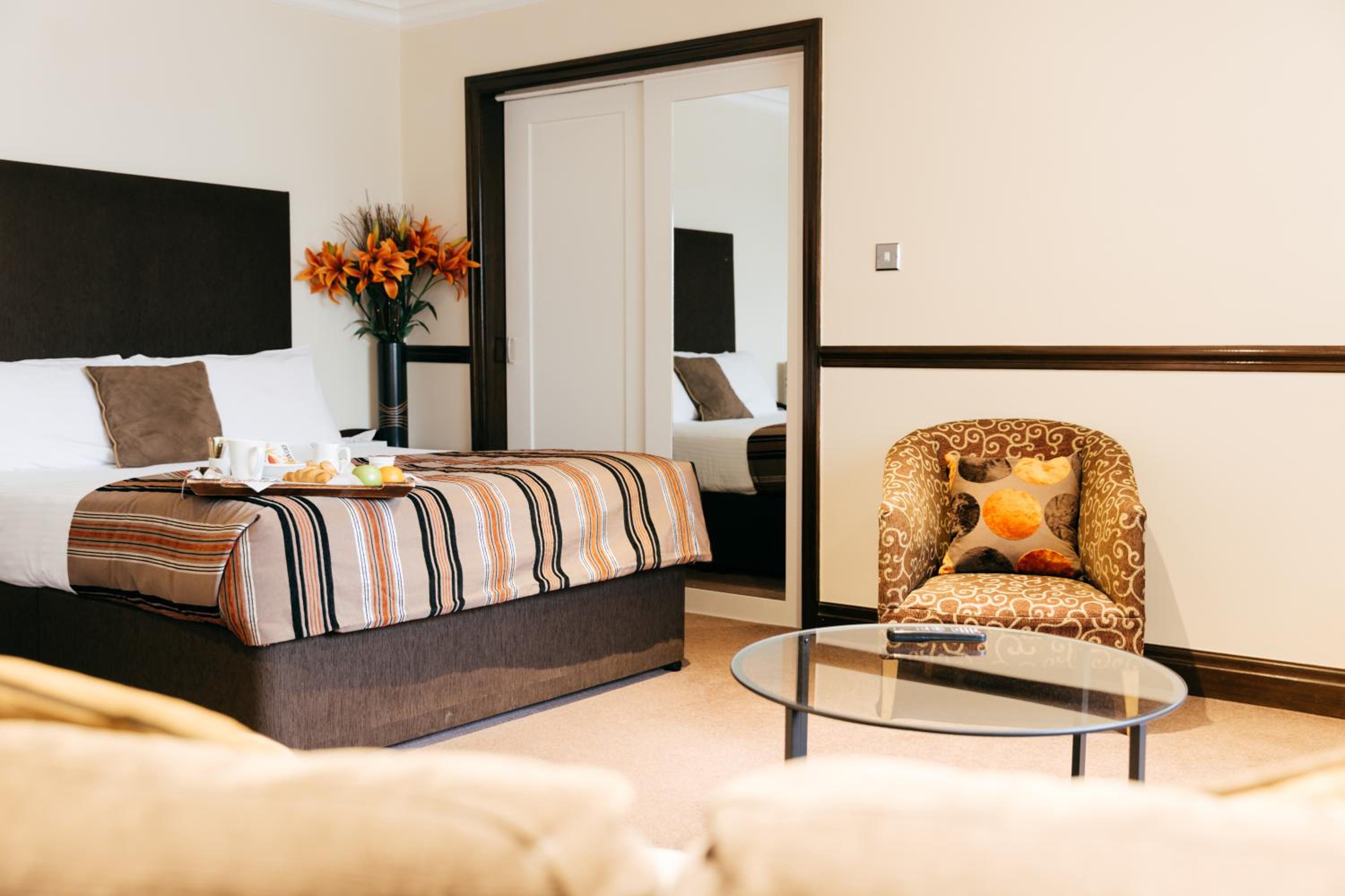 King Suite with Sofa Bed - Non-Smoking - Photo 6