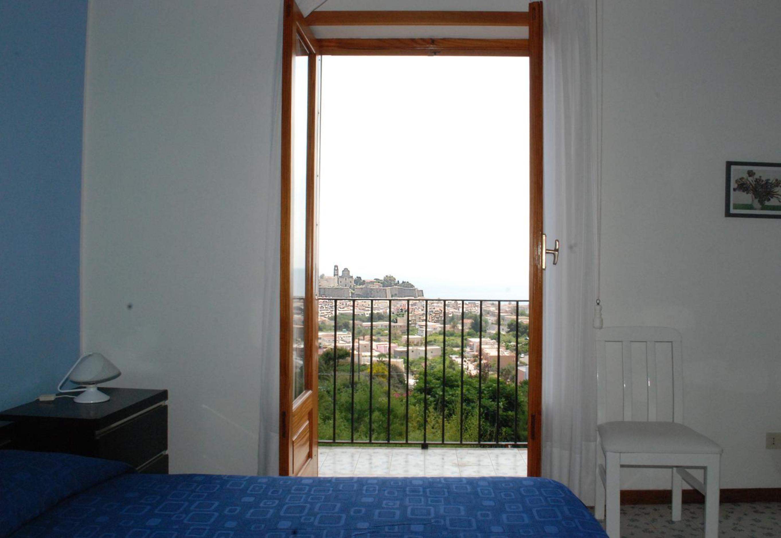 Large One-Bedroom Apartment - Photo 10