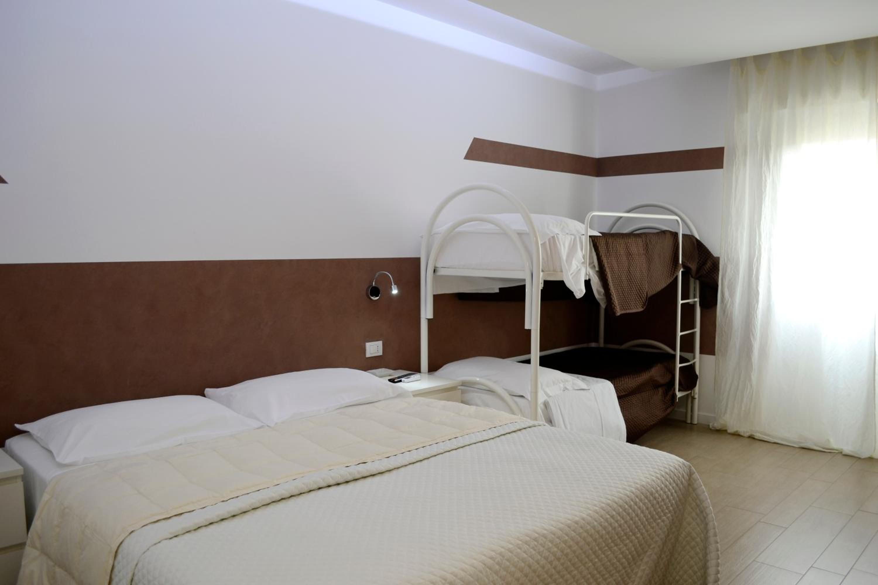 Double or Twin Room - Photo 6