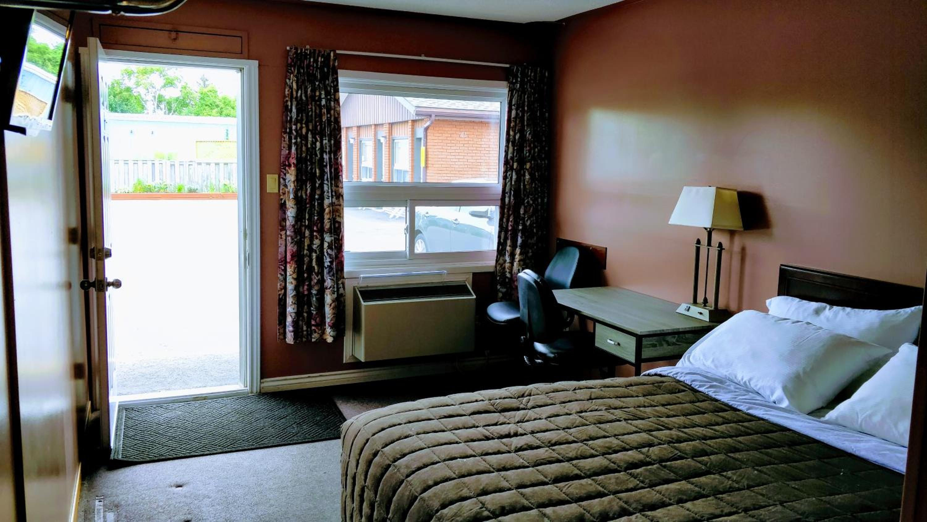 Room with One Queen Bed - No Pets  - Photo 1