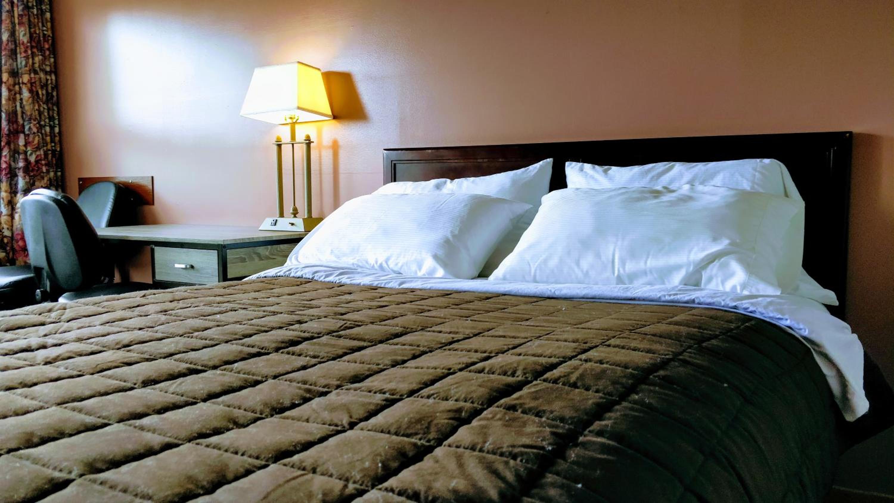 Room with One Queen Bed - No Pets  - Photo 3