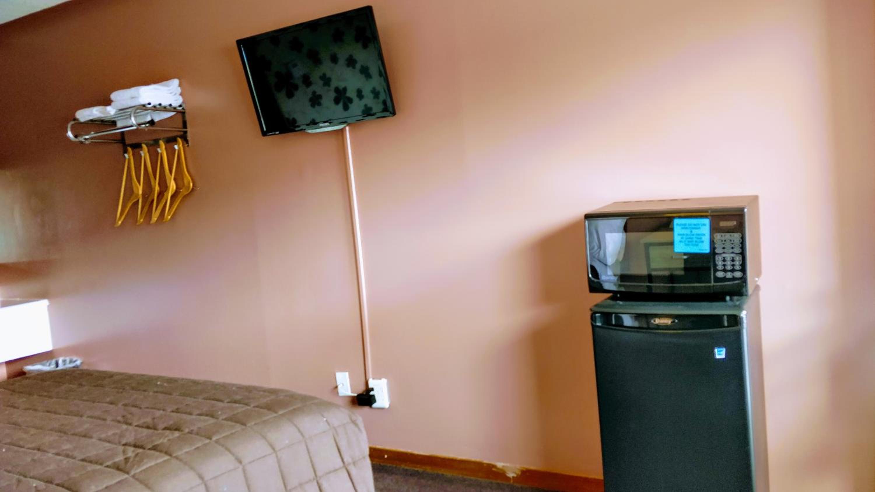 Room with One Queen Bed - No Pets  - Photo 6