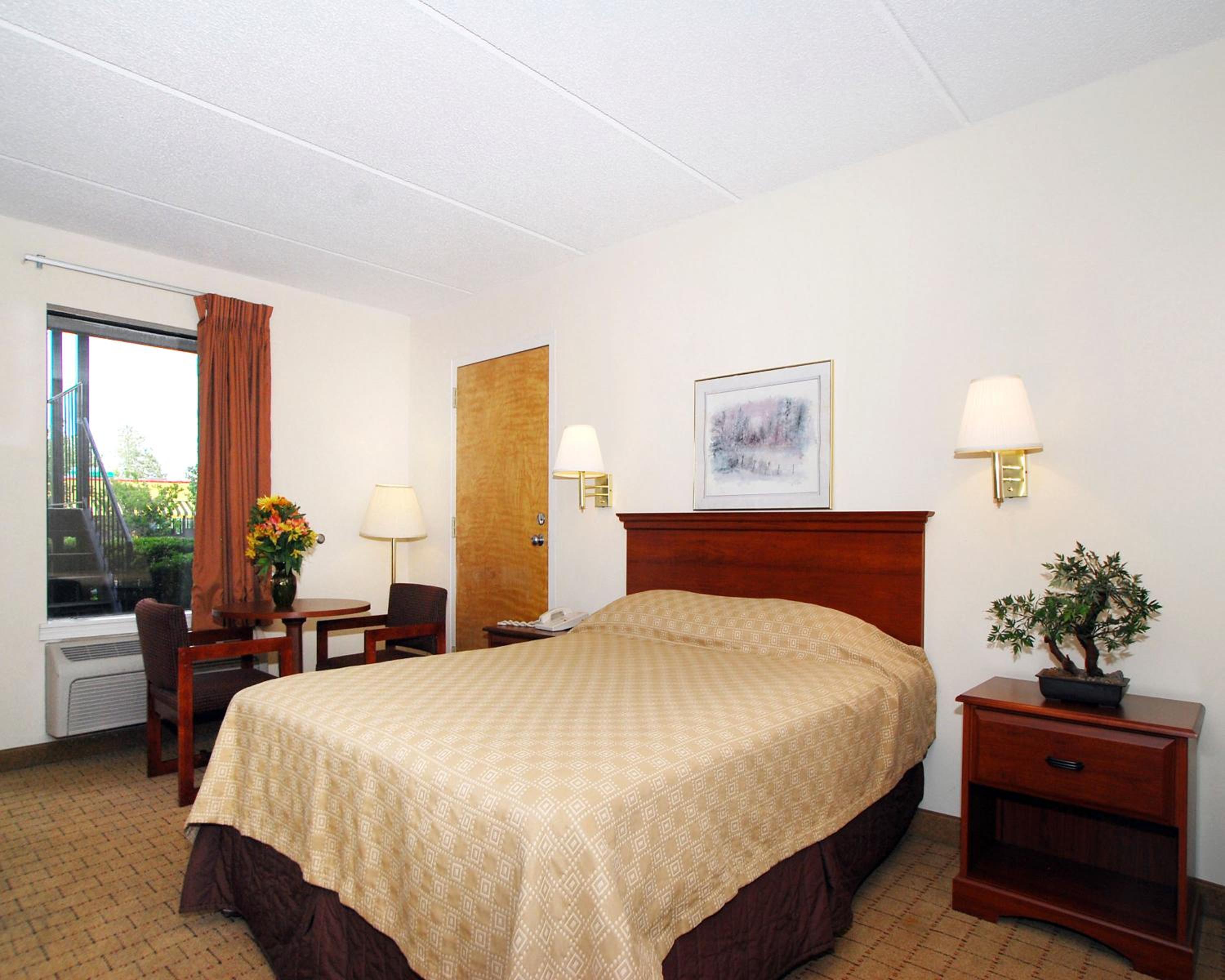 Queen Room - Non-Smoking - Photo 2