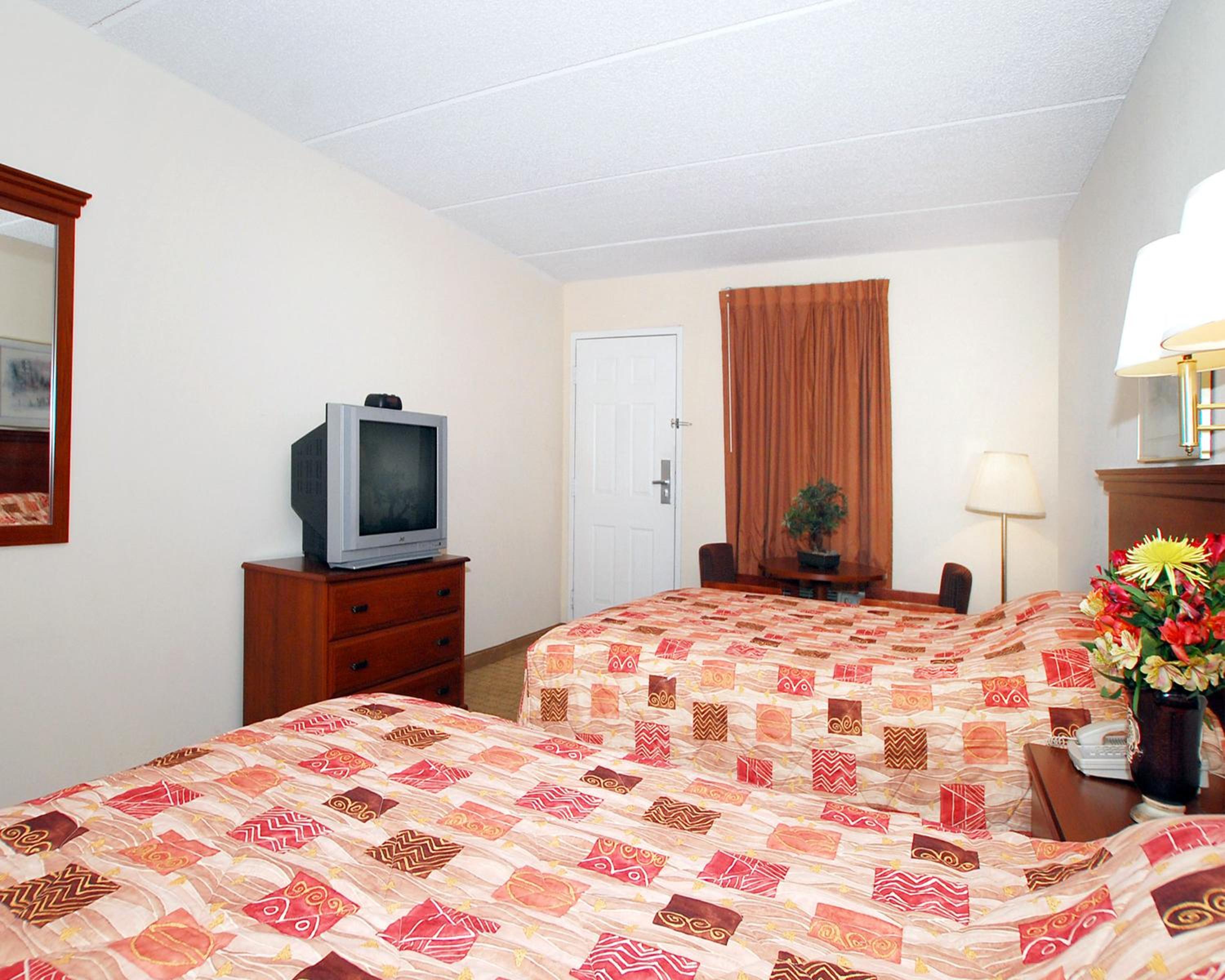 Queen Room with Two Queen Beds - Non-Smoking - Photo 3