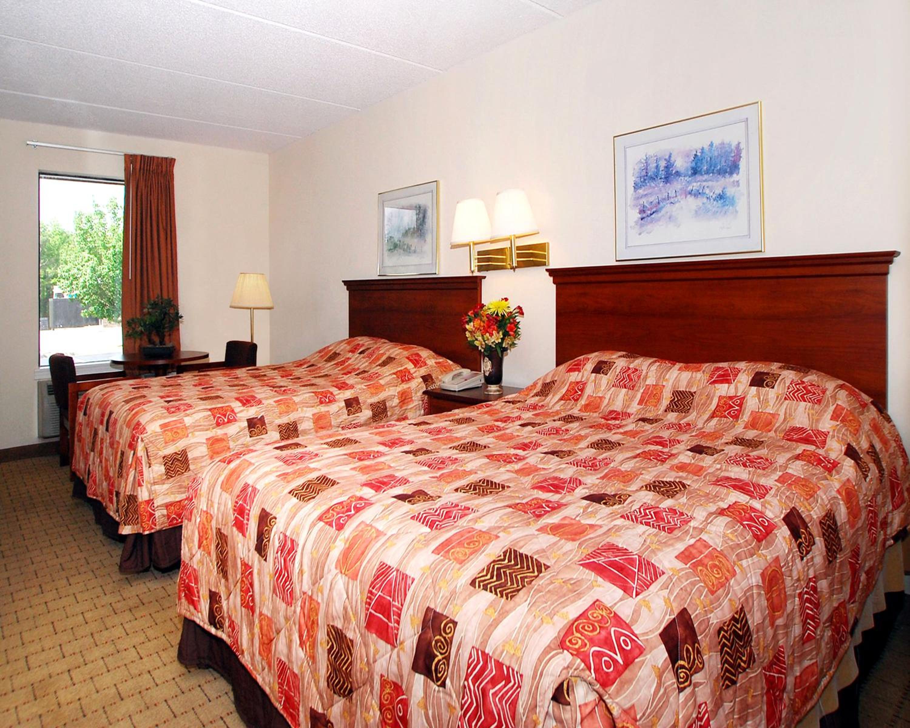 Queen Room with Two Queen Beds - Non-Smoking - Photo 2