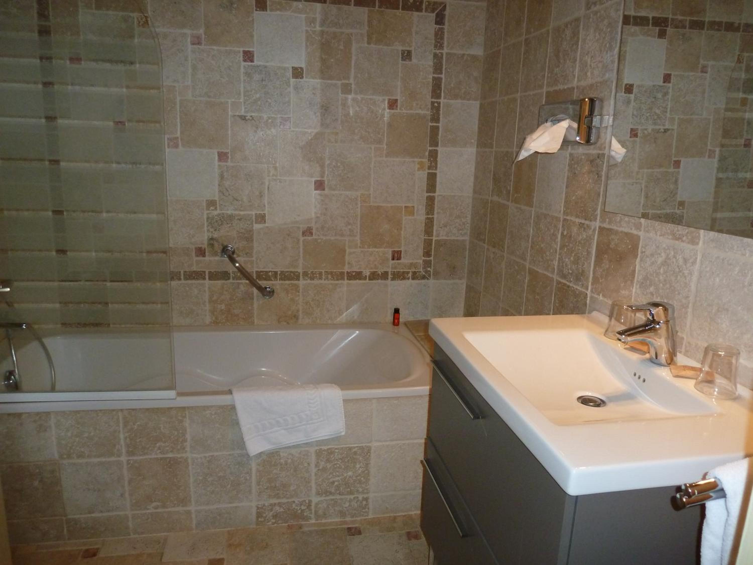 Standard Double Room with Bath - Photo 7