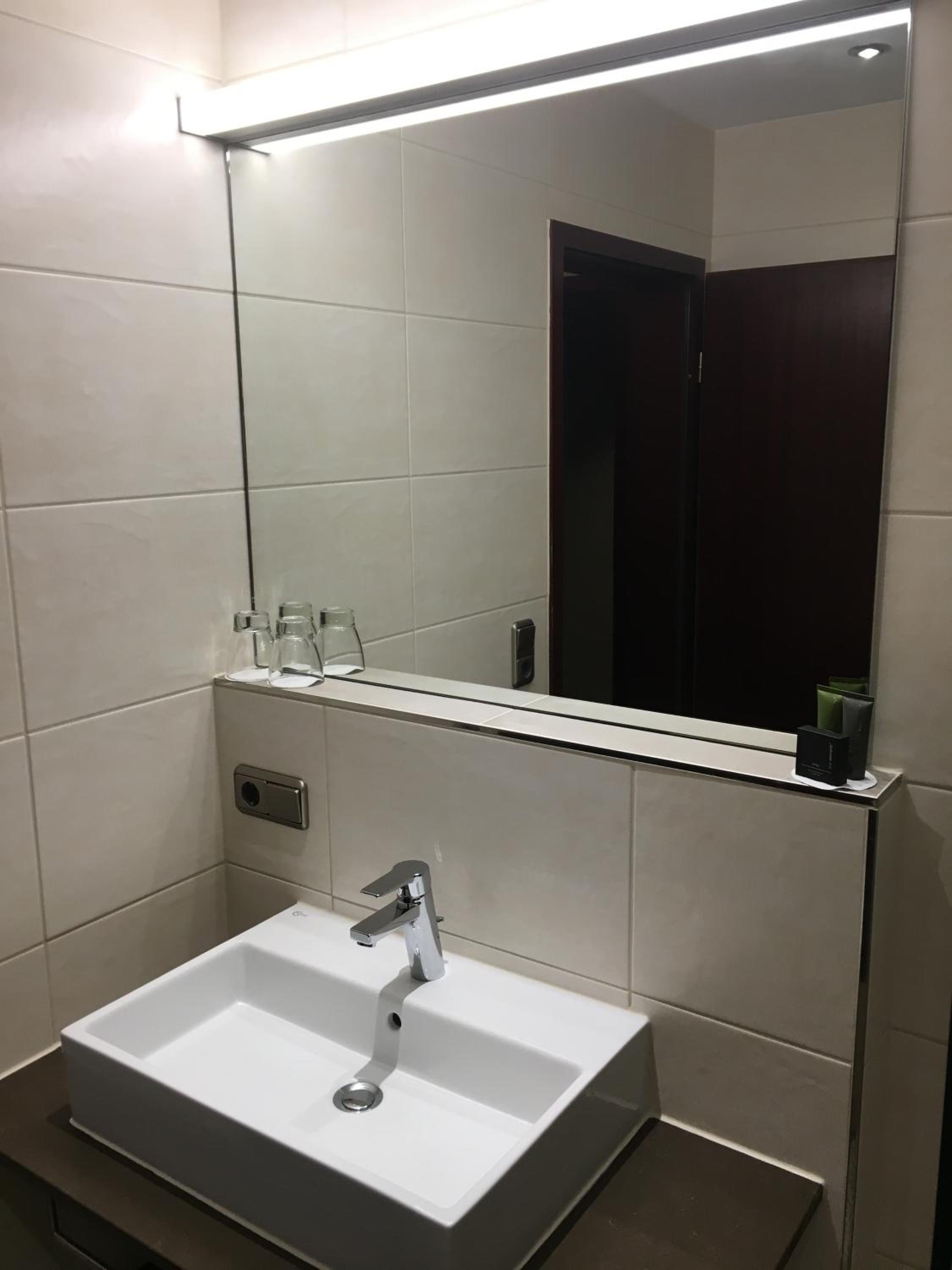 Standard Double Room - Photo 8