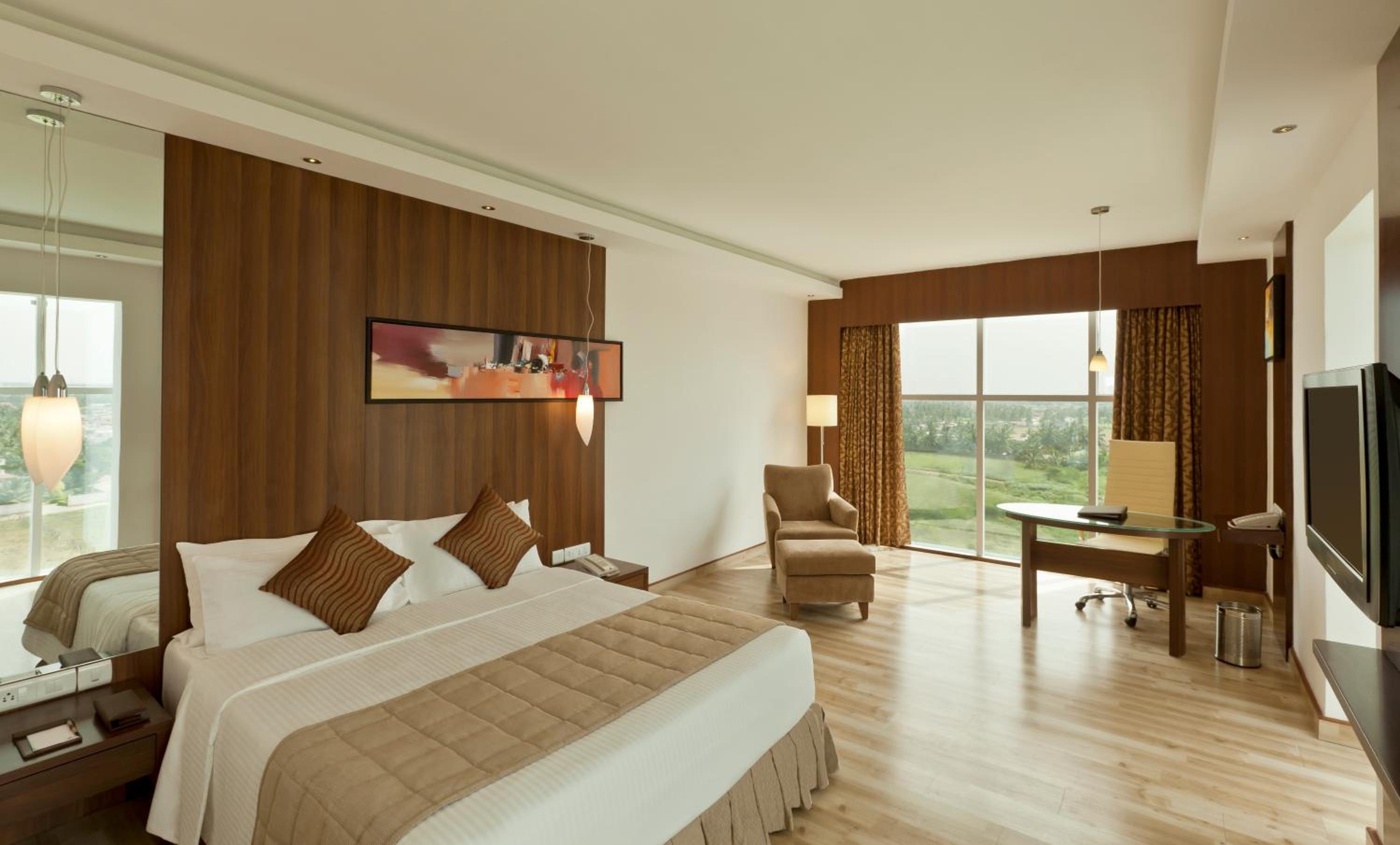 Deluxe Double Room with One way Airport Drop, Two piece Laundry Non Cumulative - Photo 2