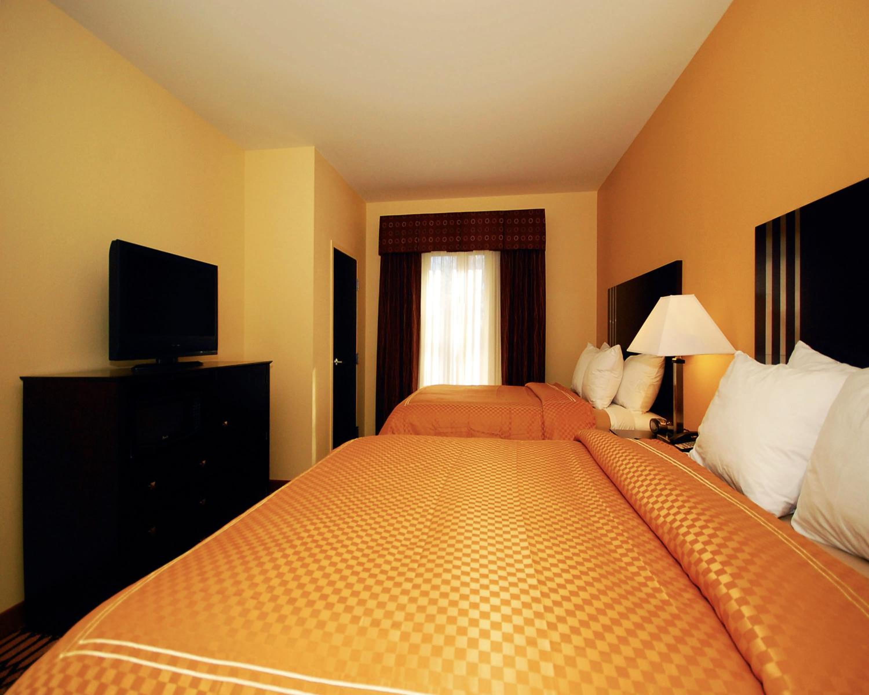 Queen Room with Two Queen Beds - Non-Smoking - Photo 3