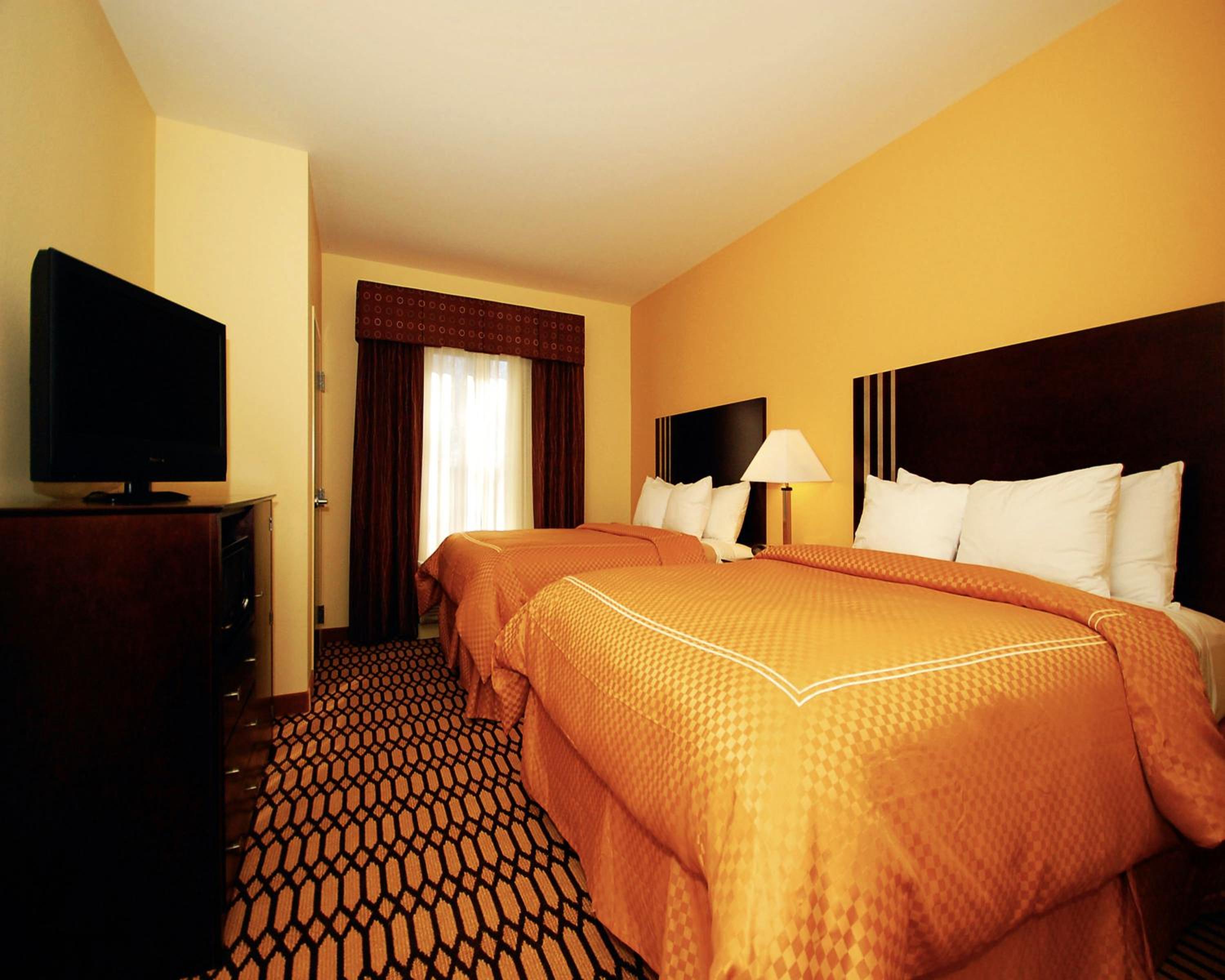 Queen Room with Two Queen Beds - Non-Smoking - Photo 2