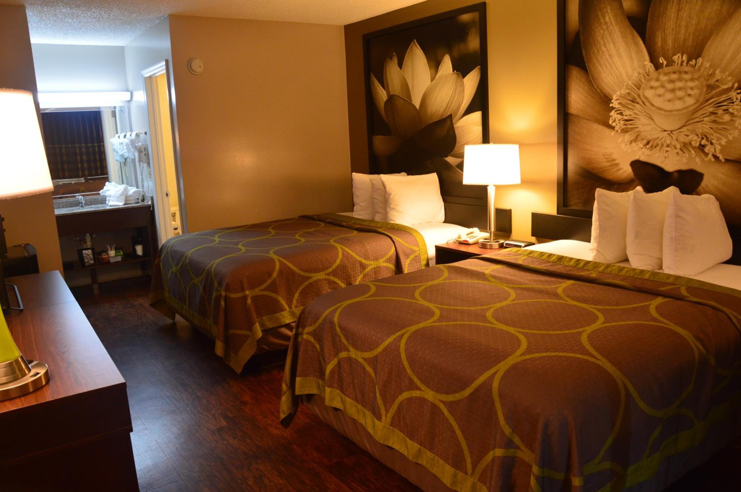Queen Room with Two Queen Beds - Non-Smoking - Photo 9