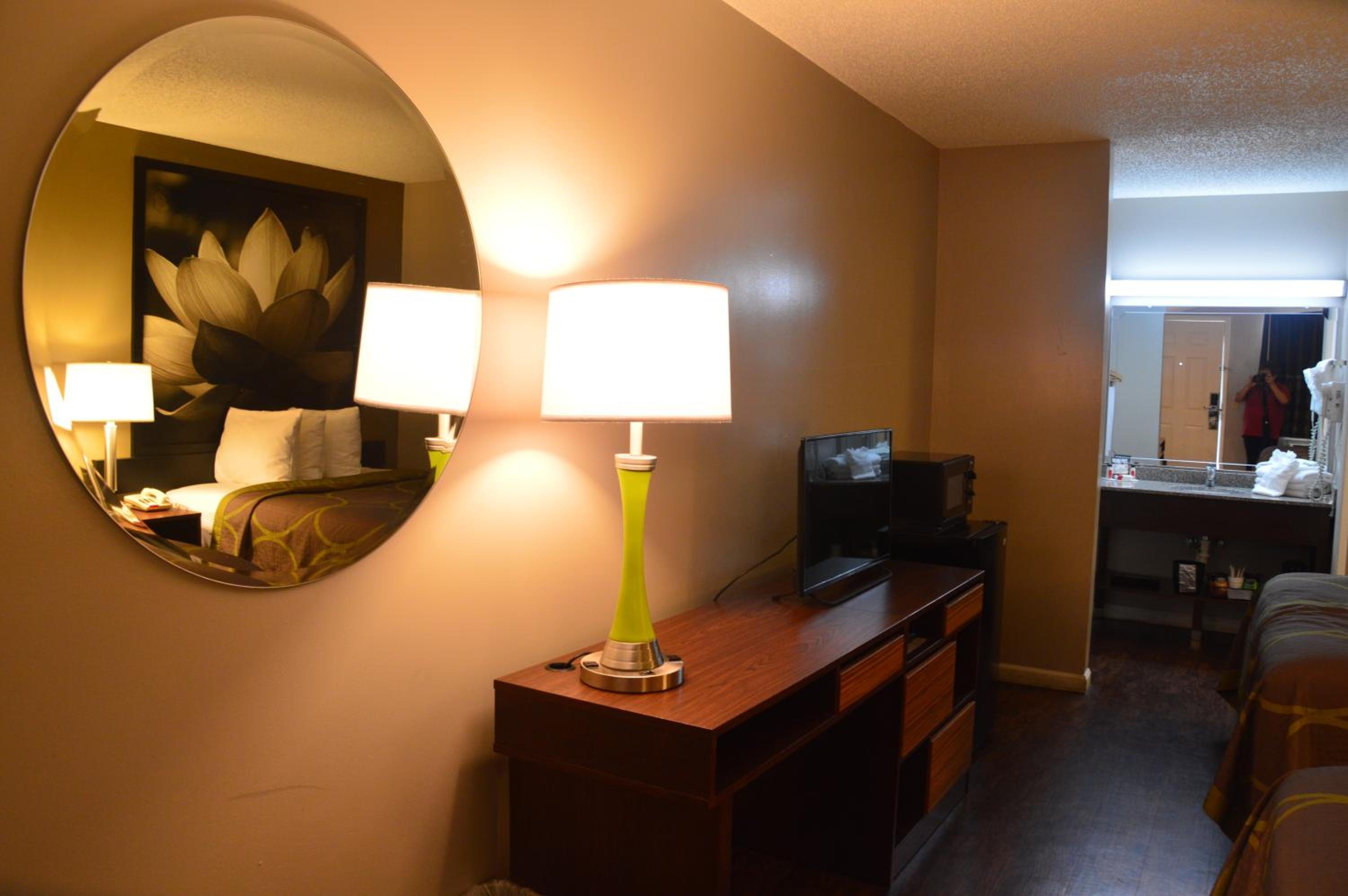 Queen Room with Two Queen Beds - Non-Smoking - Photo 5
