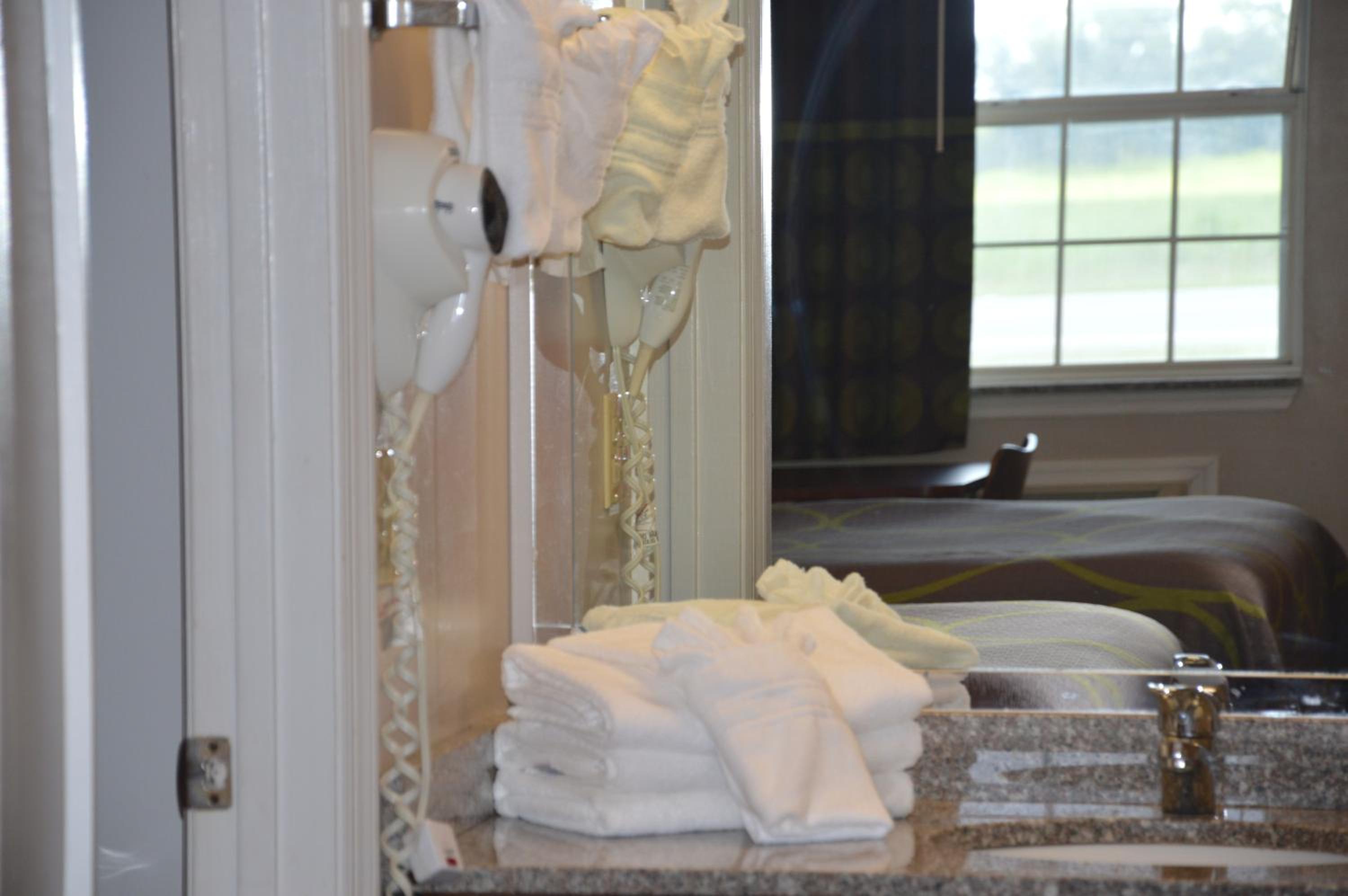 Queen Room with Two Queen Beds - Non-Smoking - Photo 3