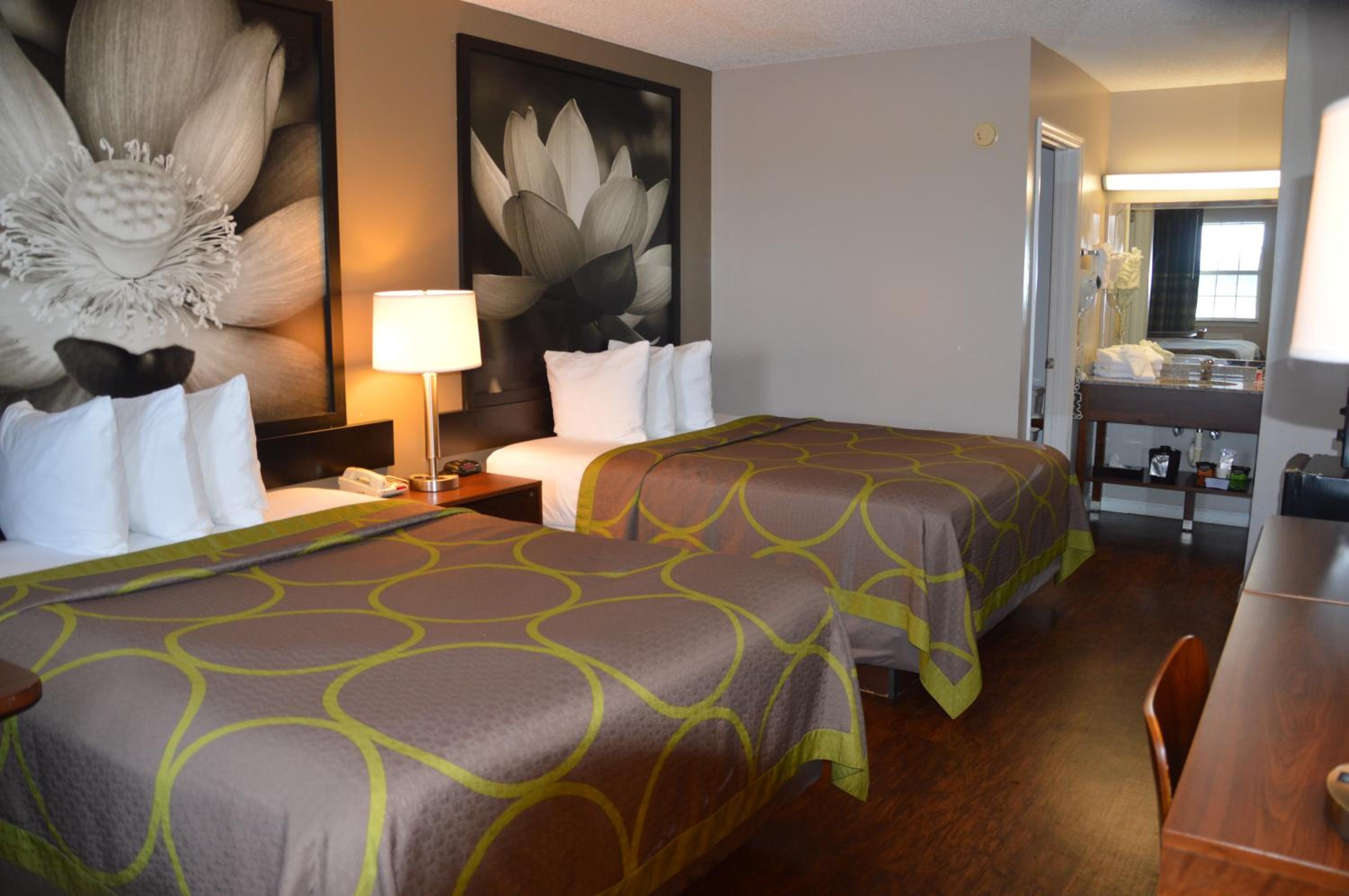 Queen Room with Two Queen Beds - Non-Smoking - Photo 1