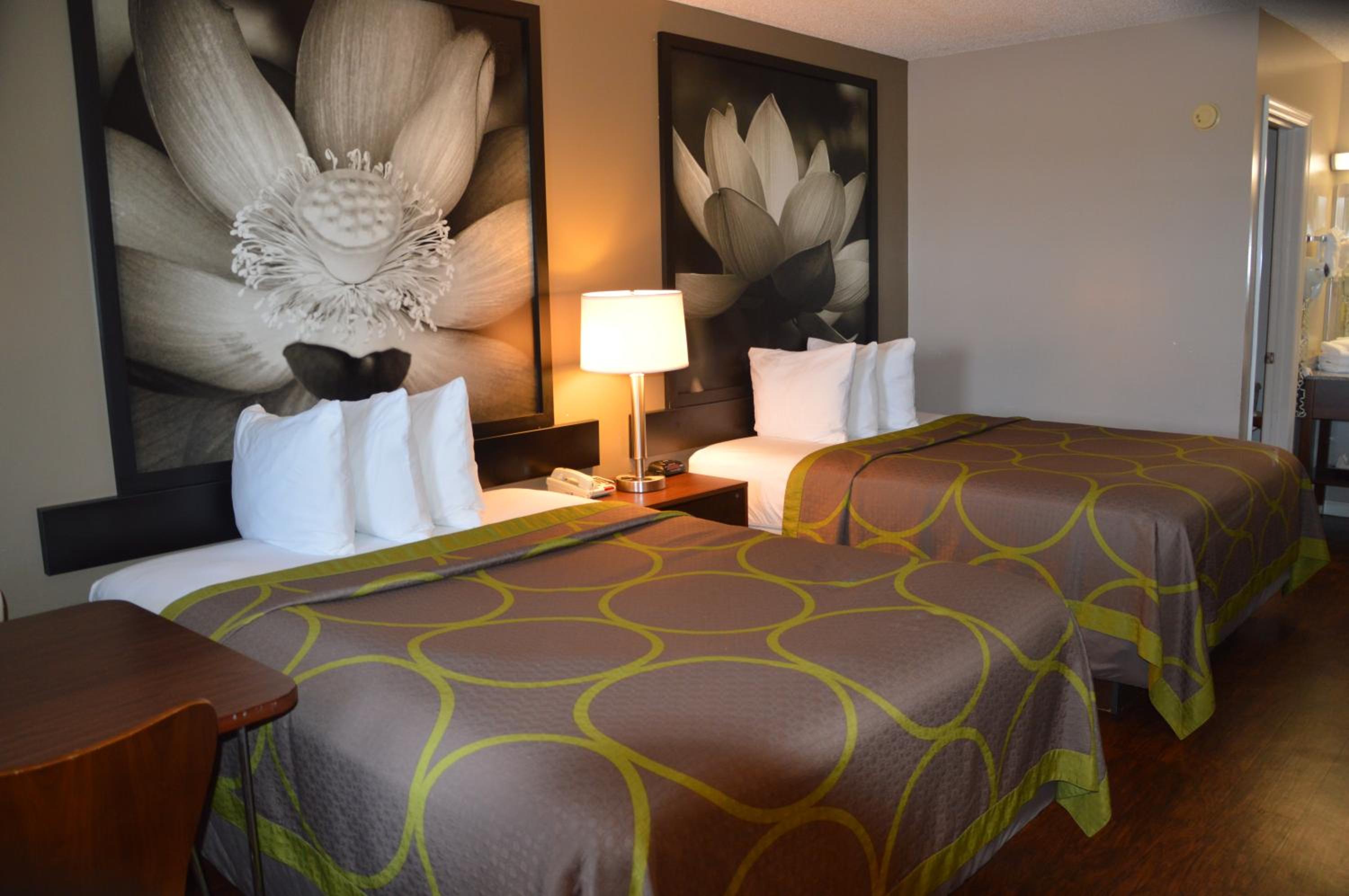 Queen Room with Two Queen Beds - Non-Smoking - Photo 7