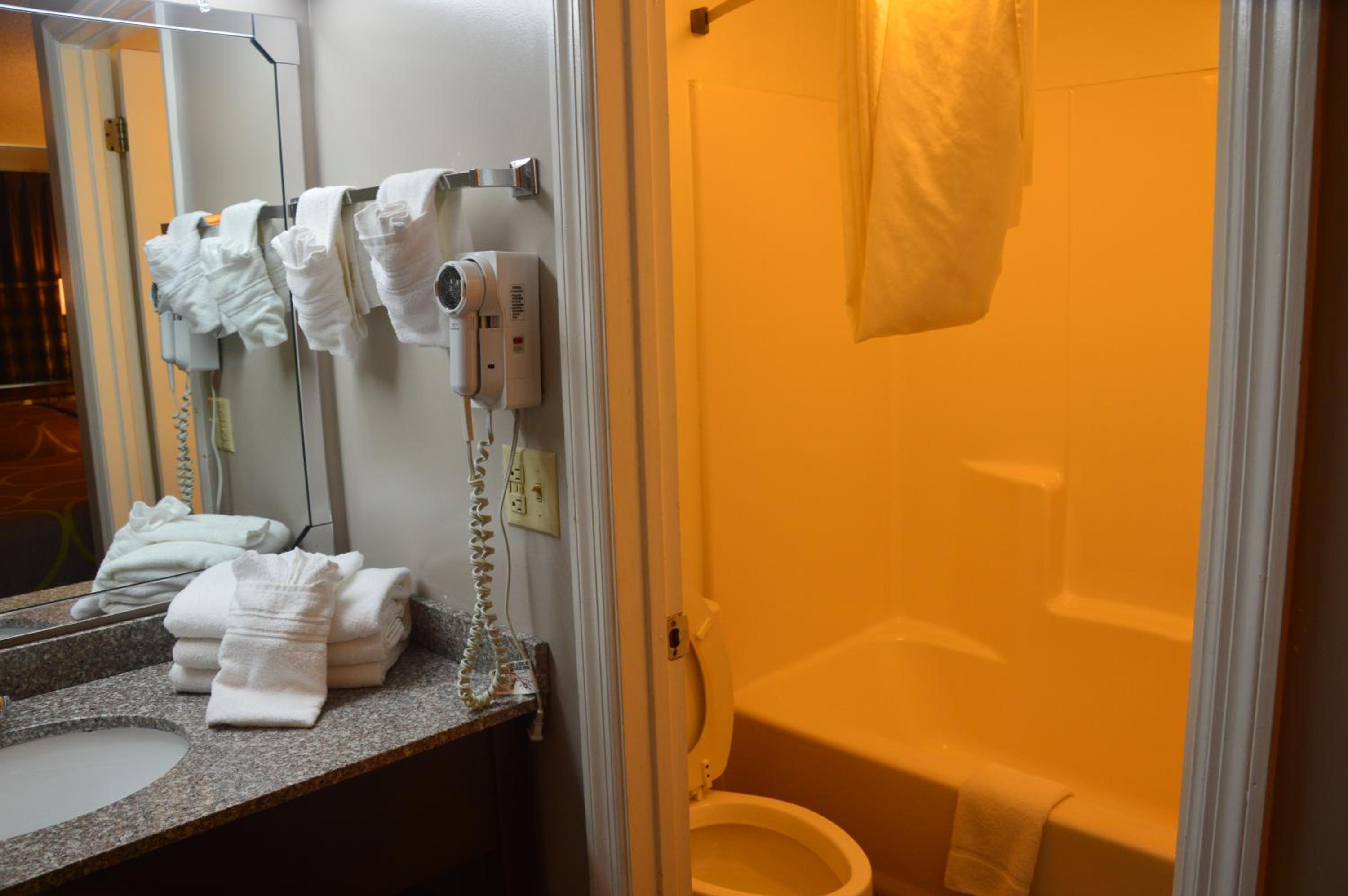 Queen Room - Non-Smoking - Photo 3