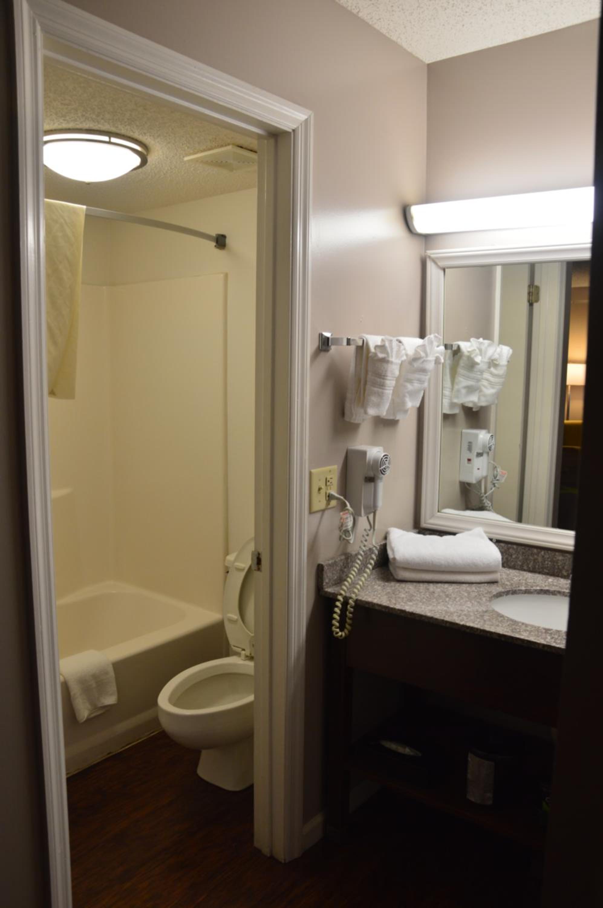King Room - Non-Smoking - Photo 2