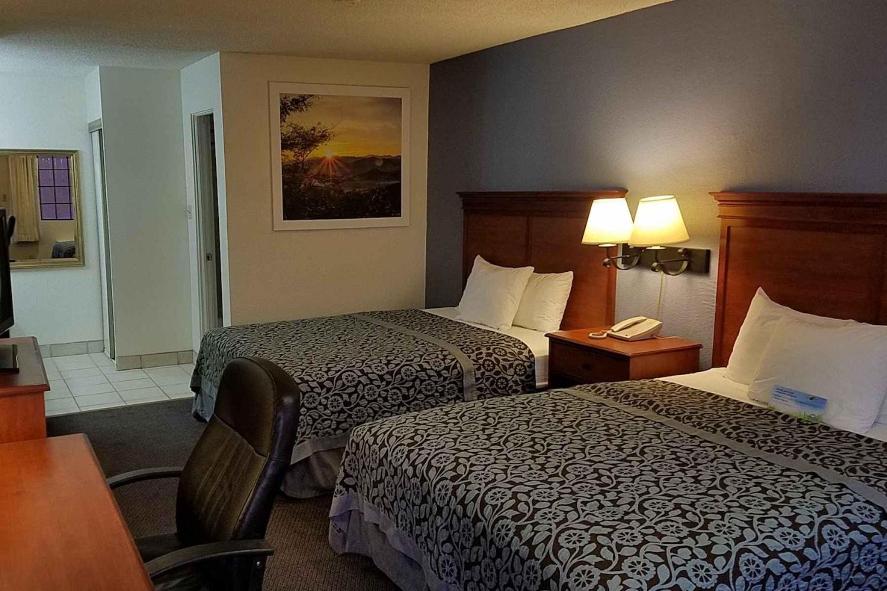 Queen Room with Two Queen Beds - Non-Smoking - Photo 2