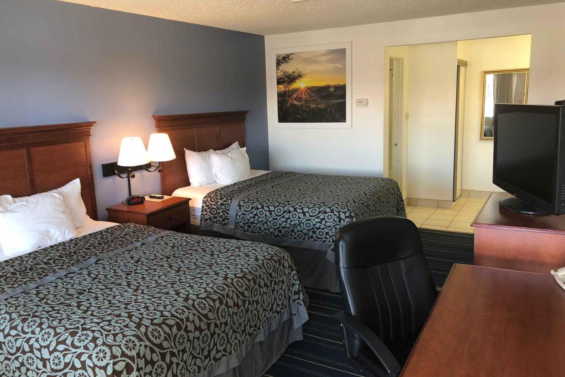 Queen Room with Two Queen Beds - Non-Smoking - Photo 1