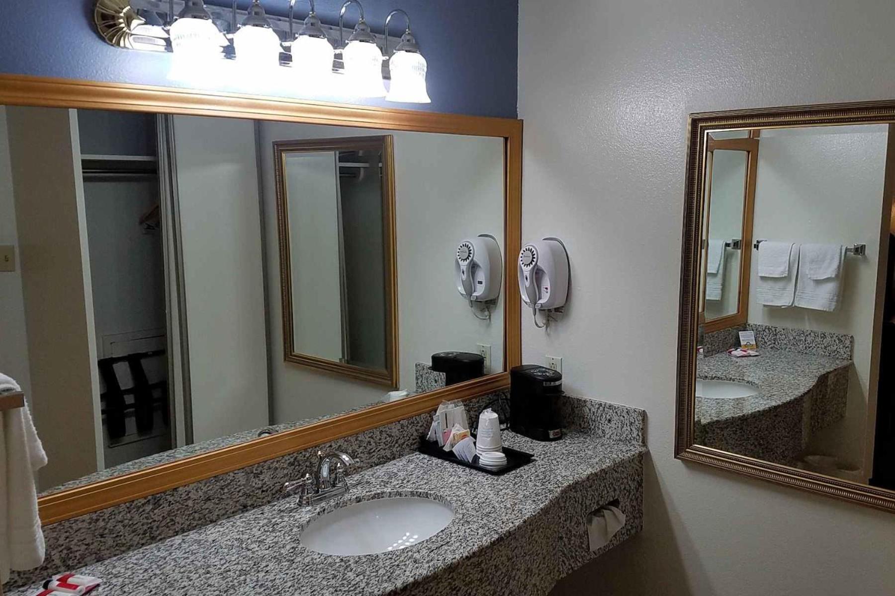 Queen Room - Non-Smoking - Photo 2