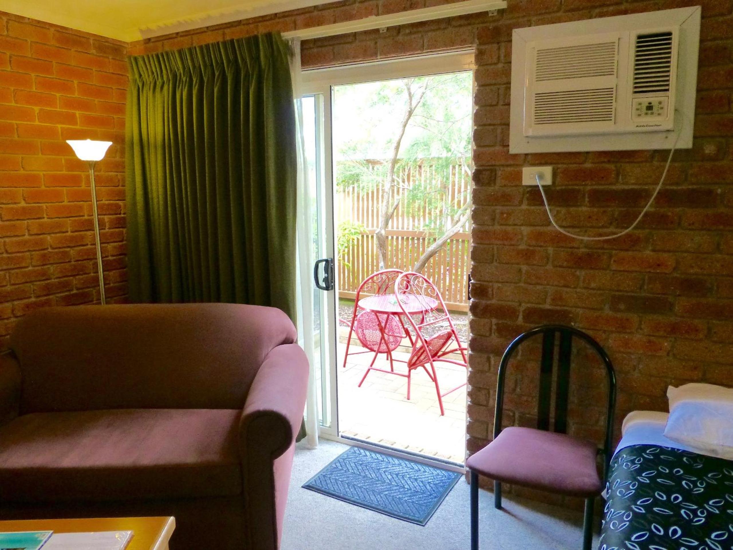 Twin Room with Spa Bath and Courtyard photo 2