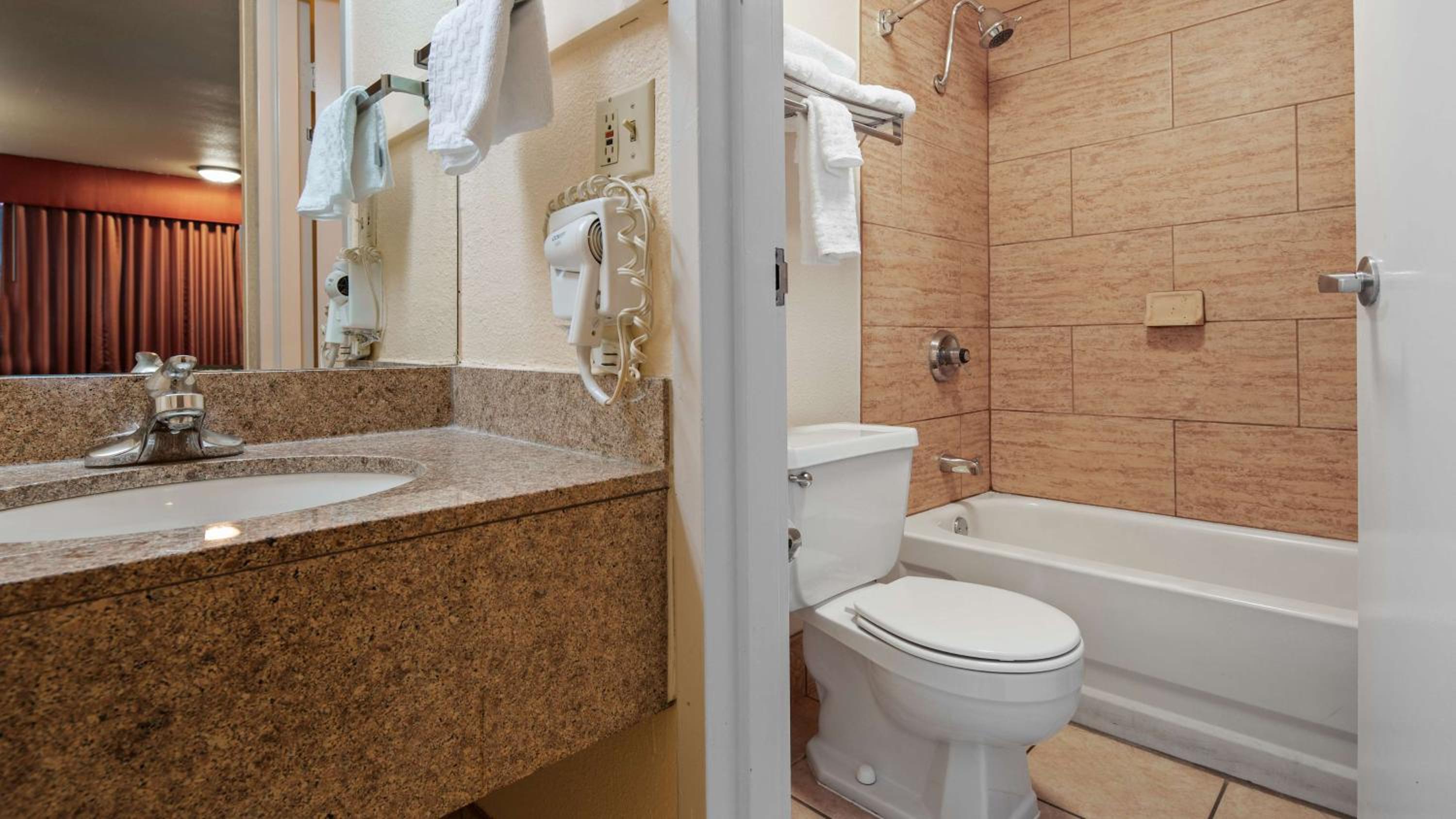 Double Room with Two Double Beds - Smoking Room - Photo 2