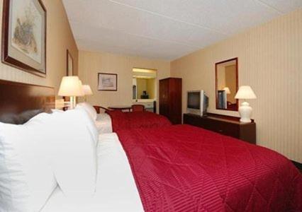 Queen Room with Two Queen Beds - Non-Smoking - Photo 6