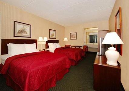 Queen Room with Two Queen Beds - Non-Smoking - Photo 5