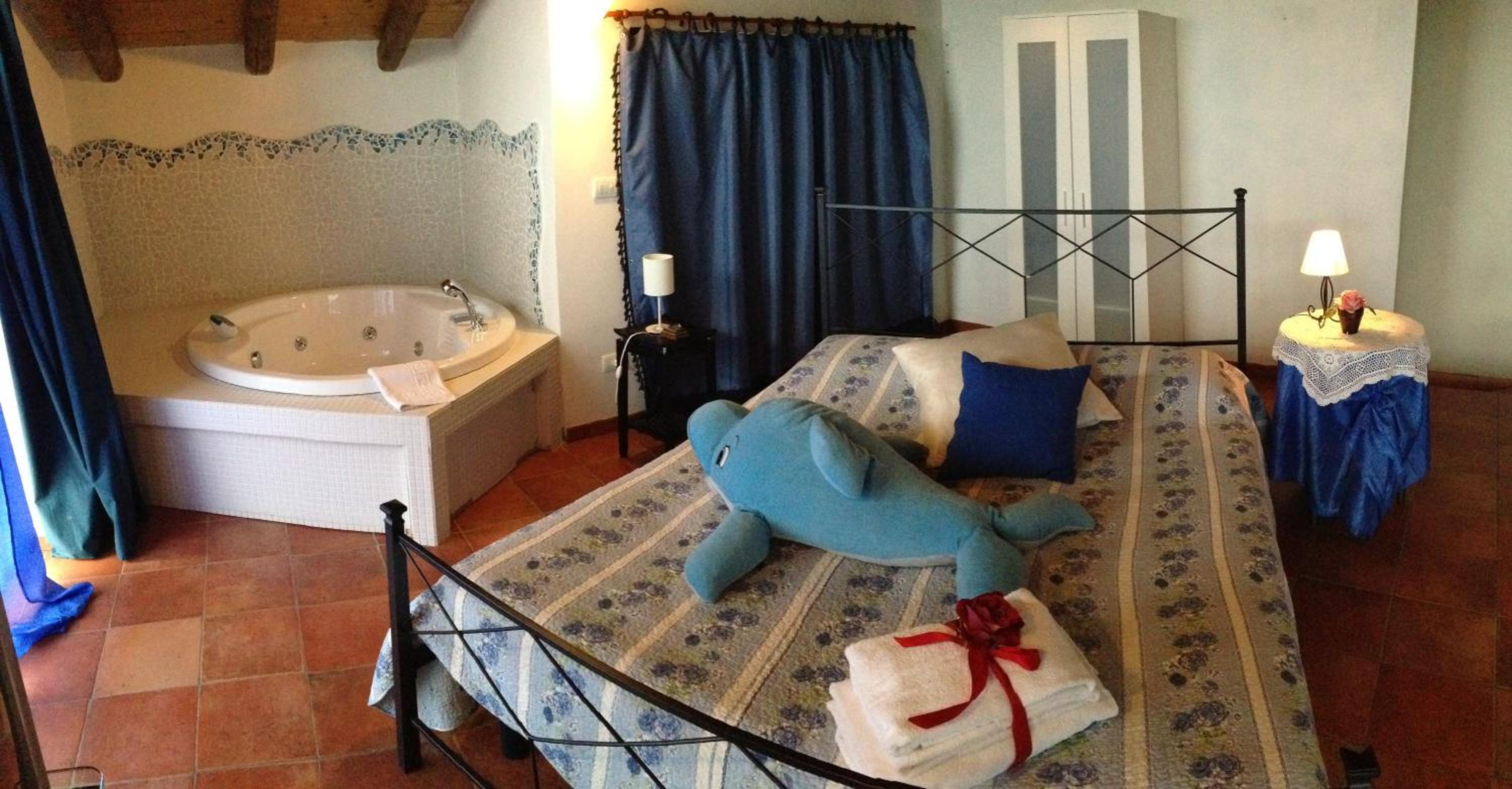 One-Bedroom Apartment with Hot Tub photo 3