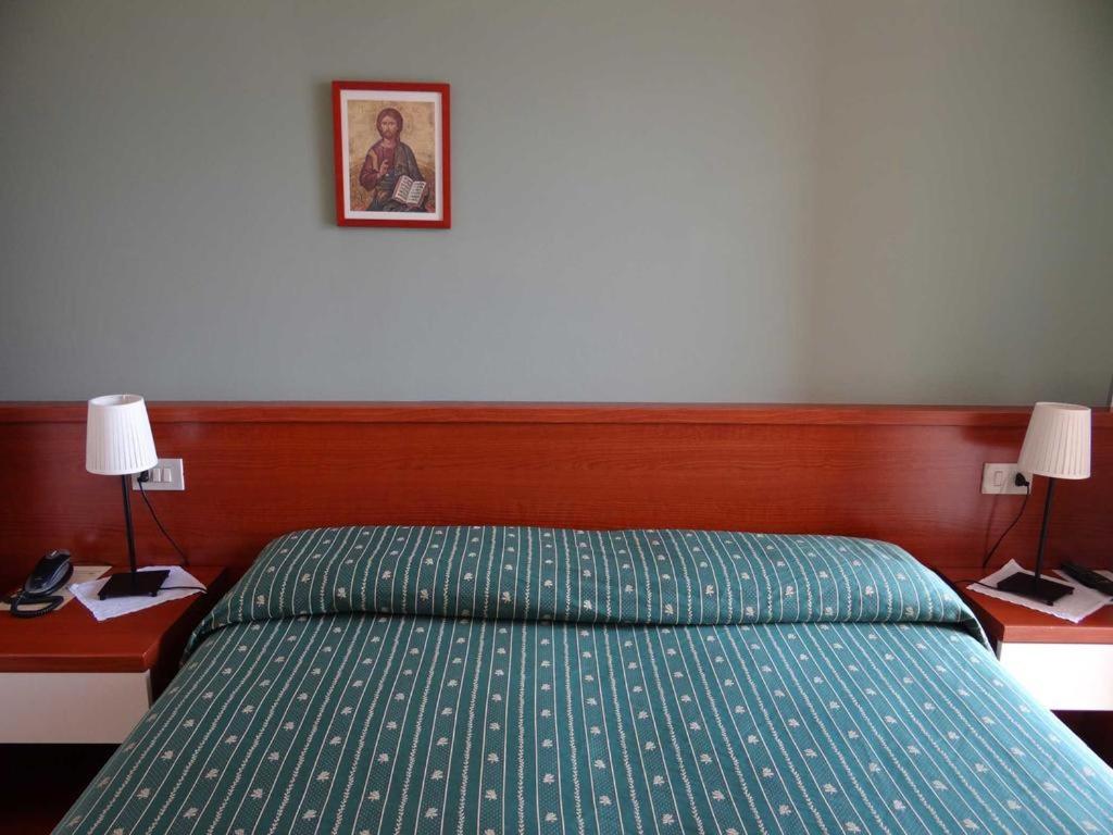 Double Room with Lake View - Photo 11