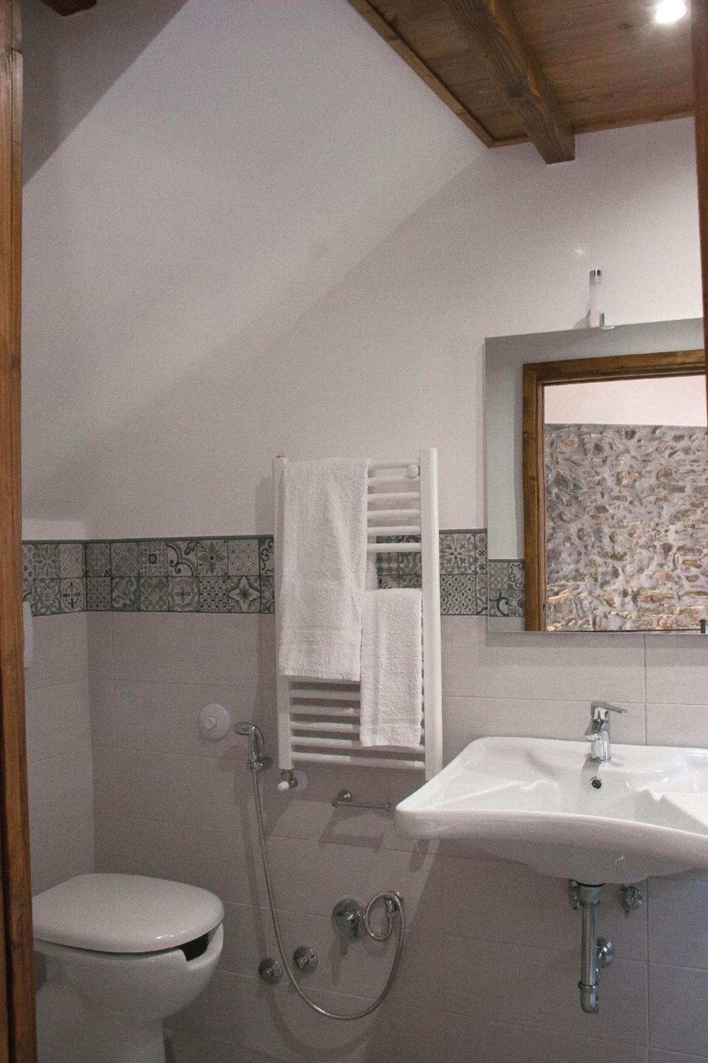 King Room with Roll-In Shower - Disability Access - Photo 3
