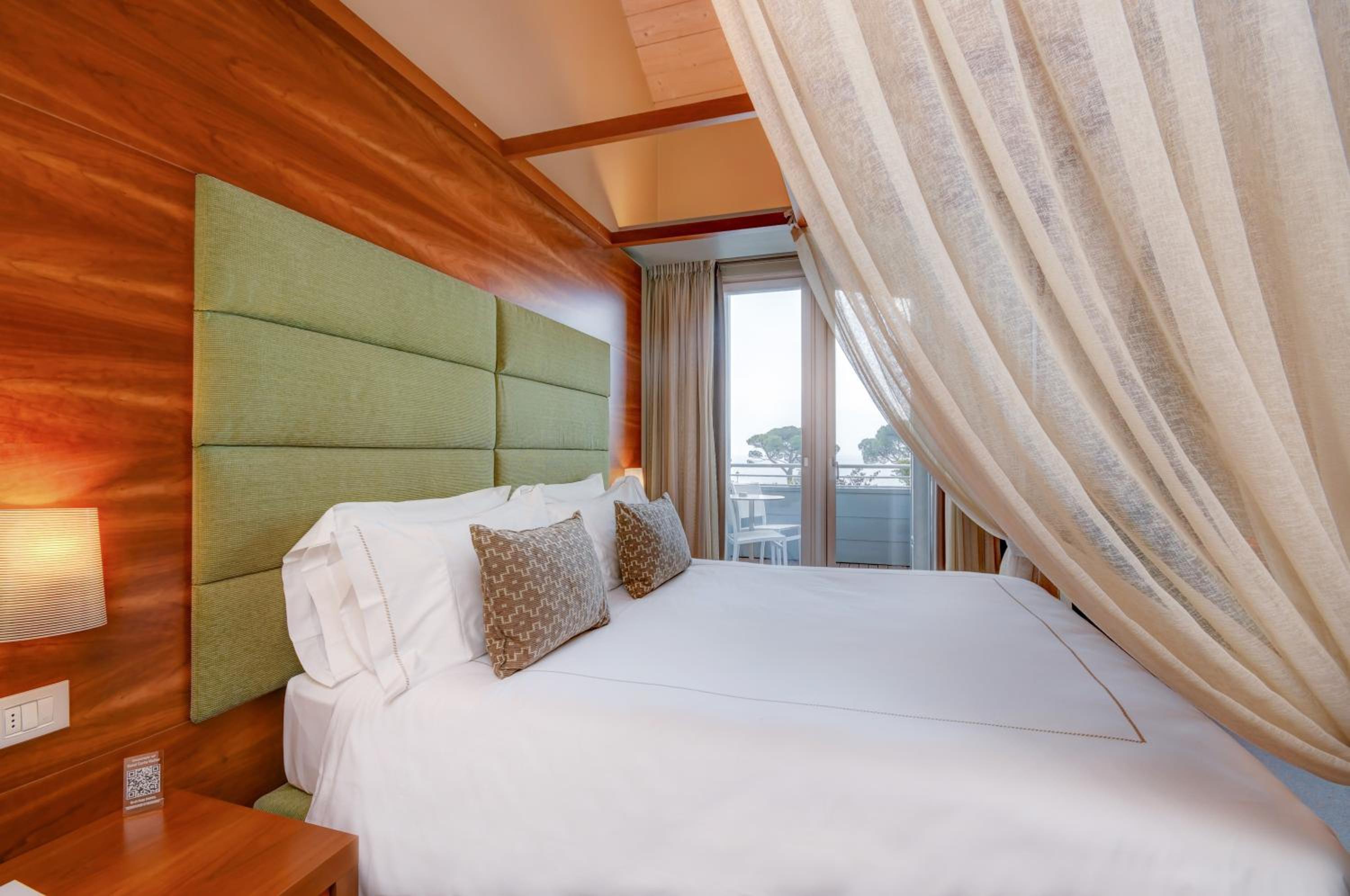 Double Room with Lake View - Photo 4