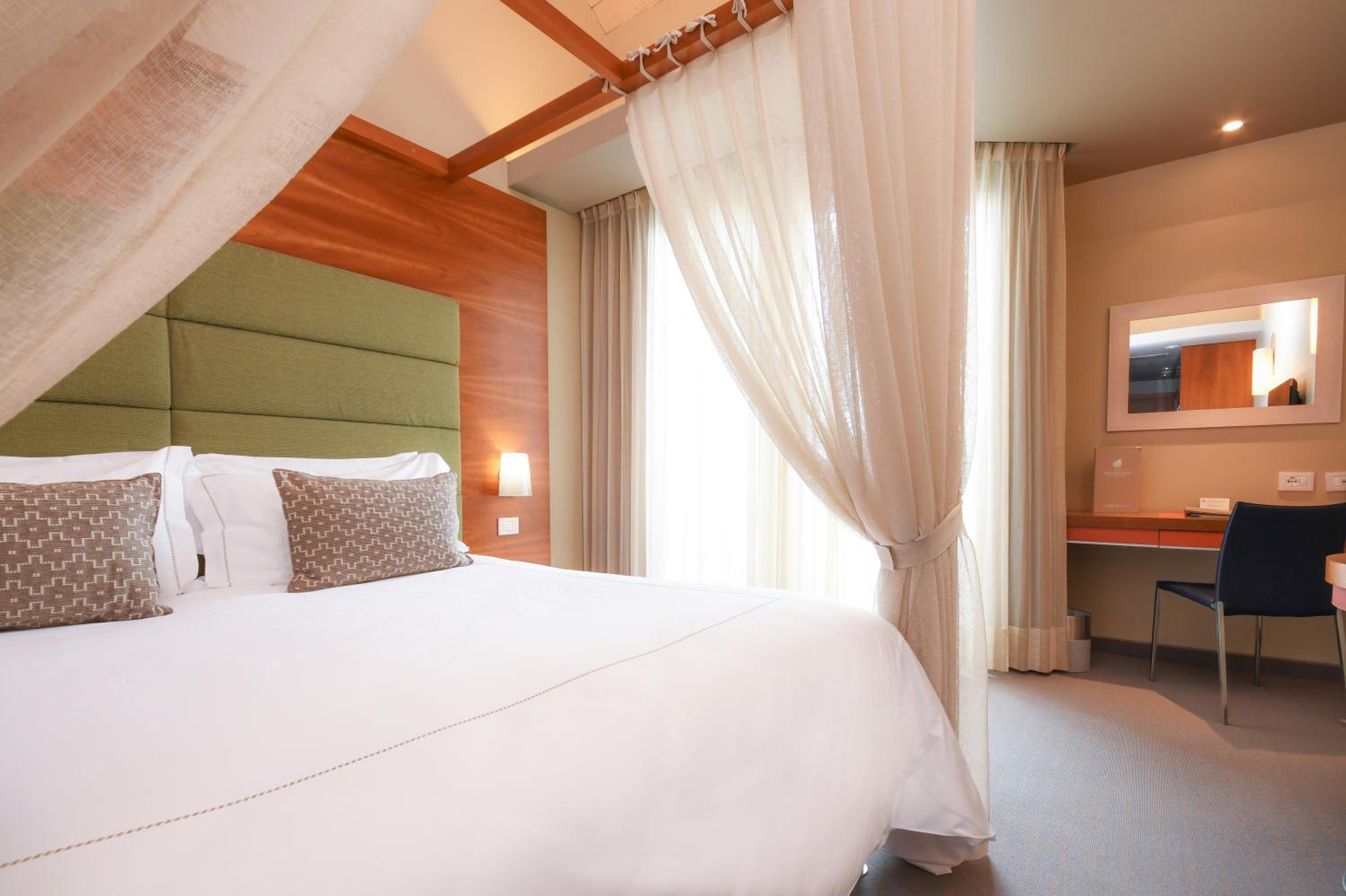 Double Room with Lake View - Photo 6