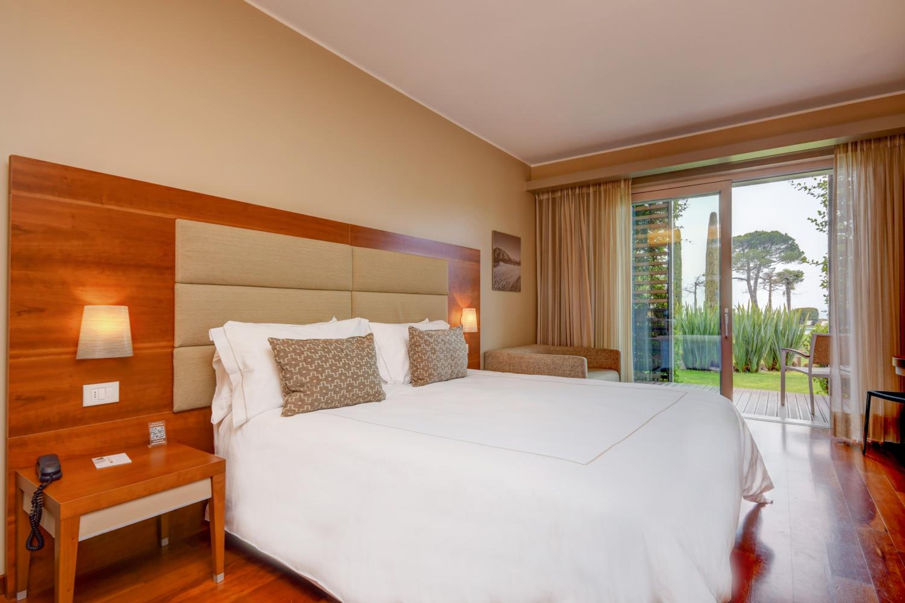 Double Room with Lake View - Photo 2