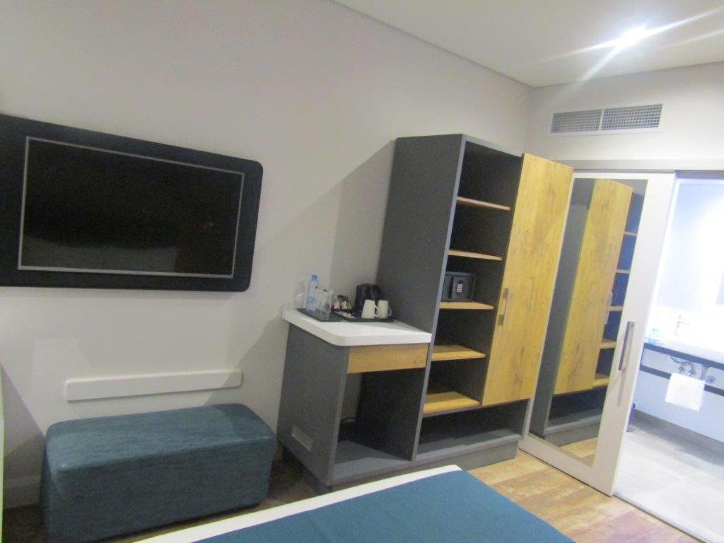 Standard Queen Room Non Smoking Pool Facing photo 2