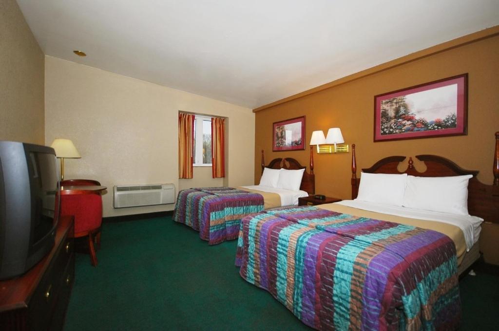Double Room with Two Double Beds - Smoking - Photo 3
