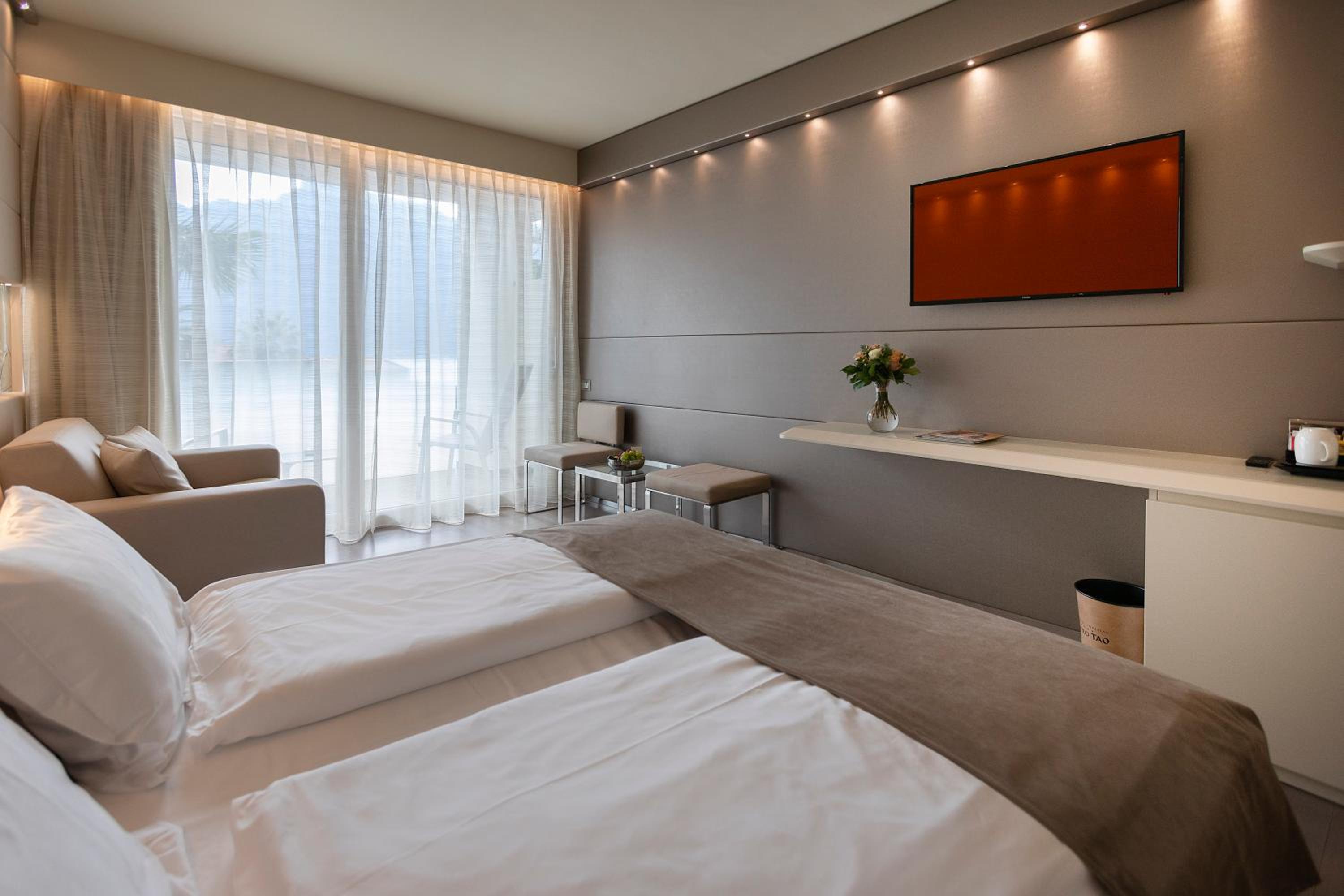 Junior Suite with Lake View - Photo 16