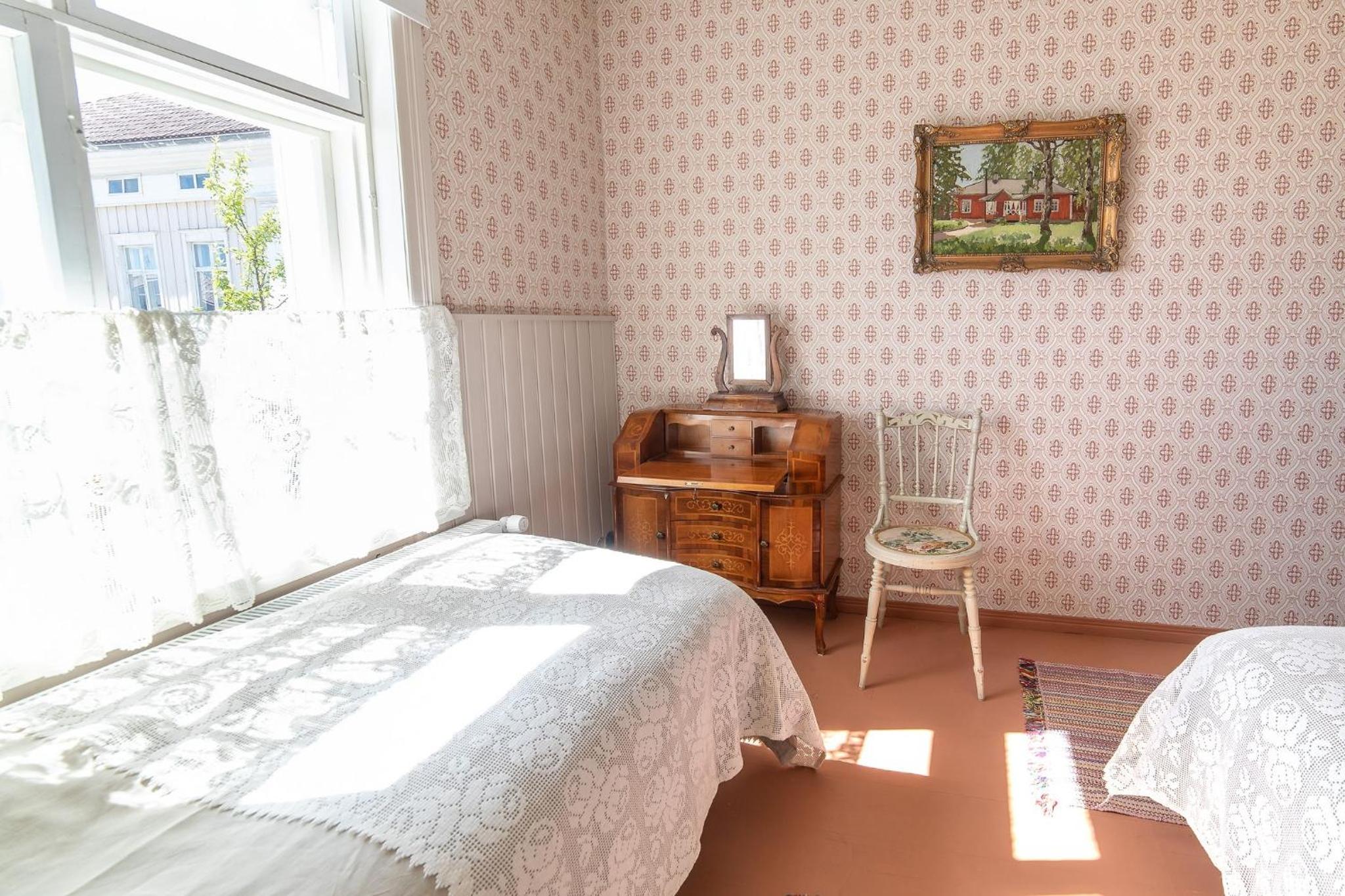 Queen Room photo 2