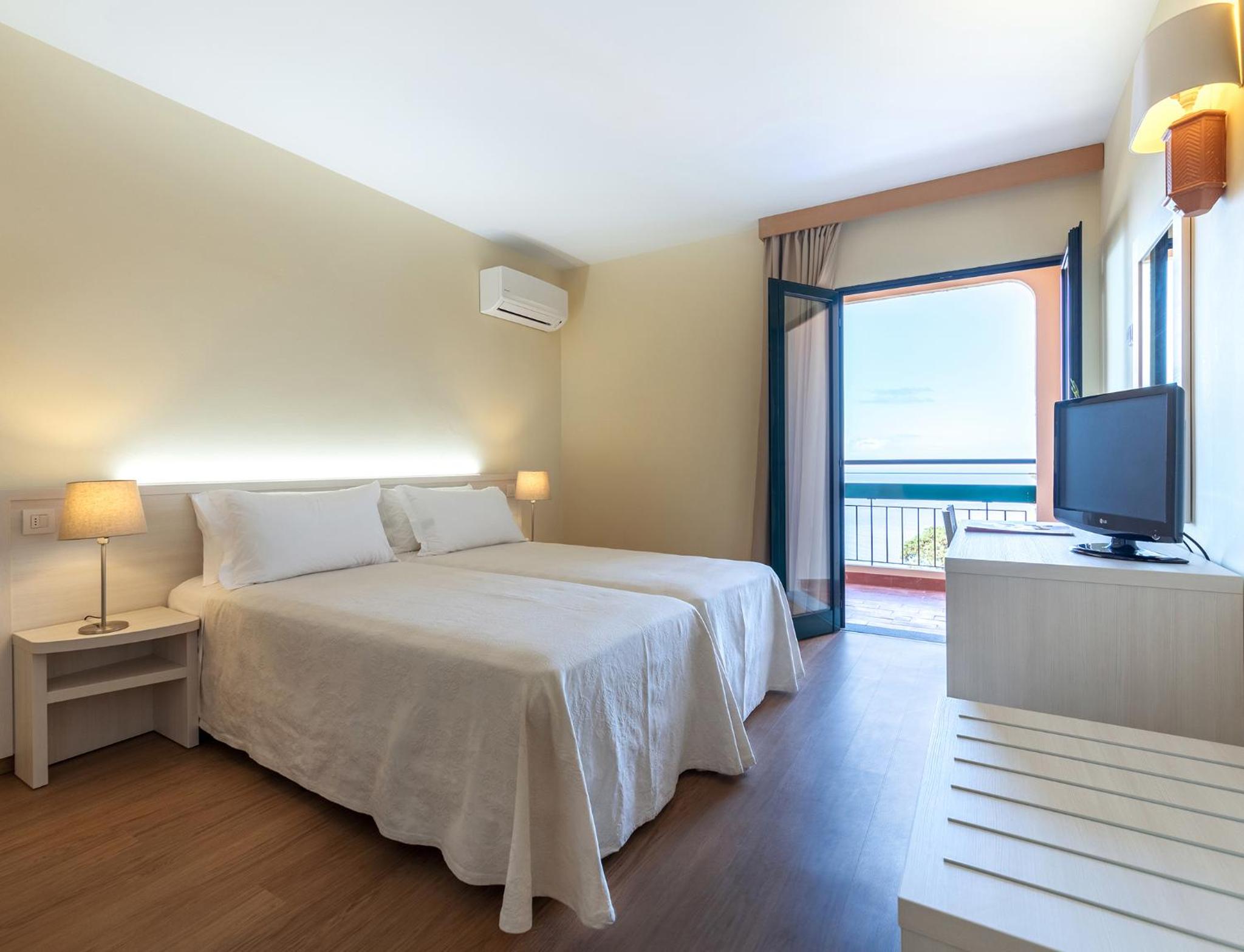 Club Twin Room with Sea View - Photo 1