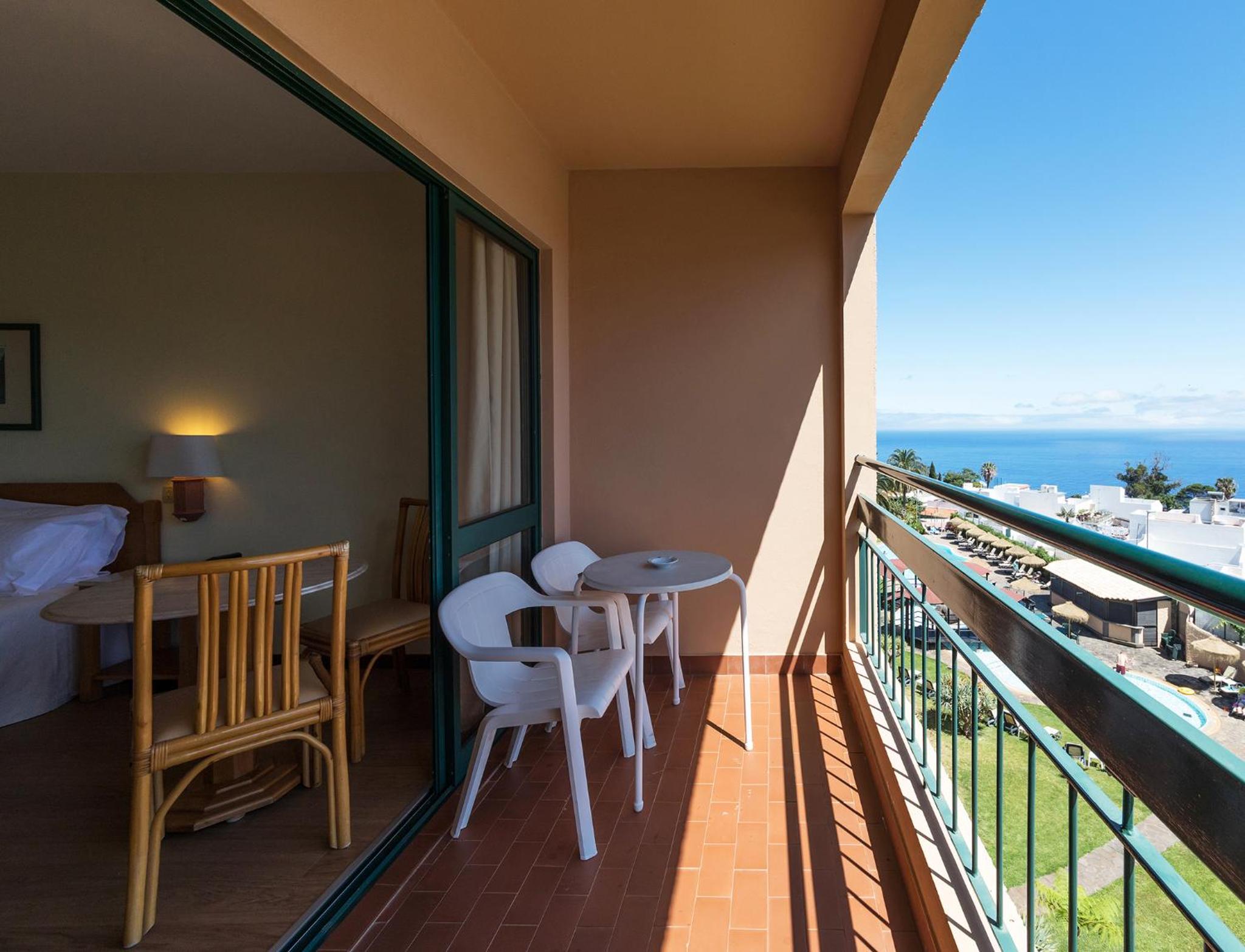 Double or Twin Room with Sea View - Photo 4