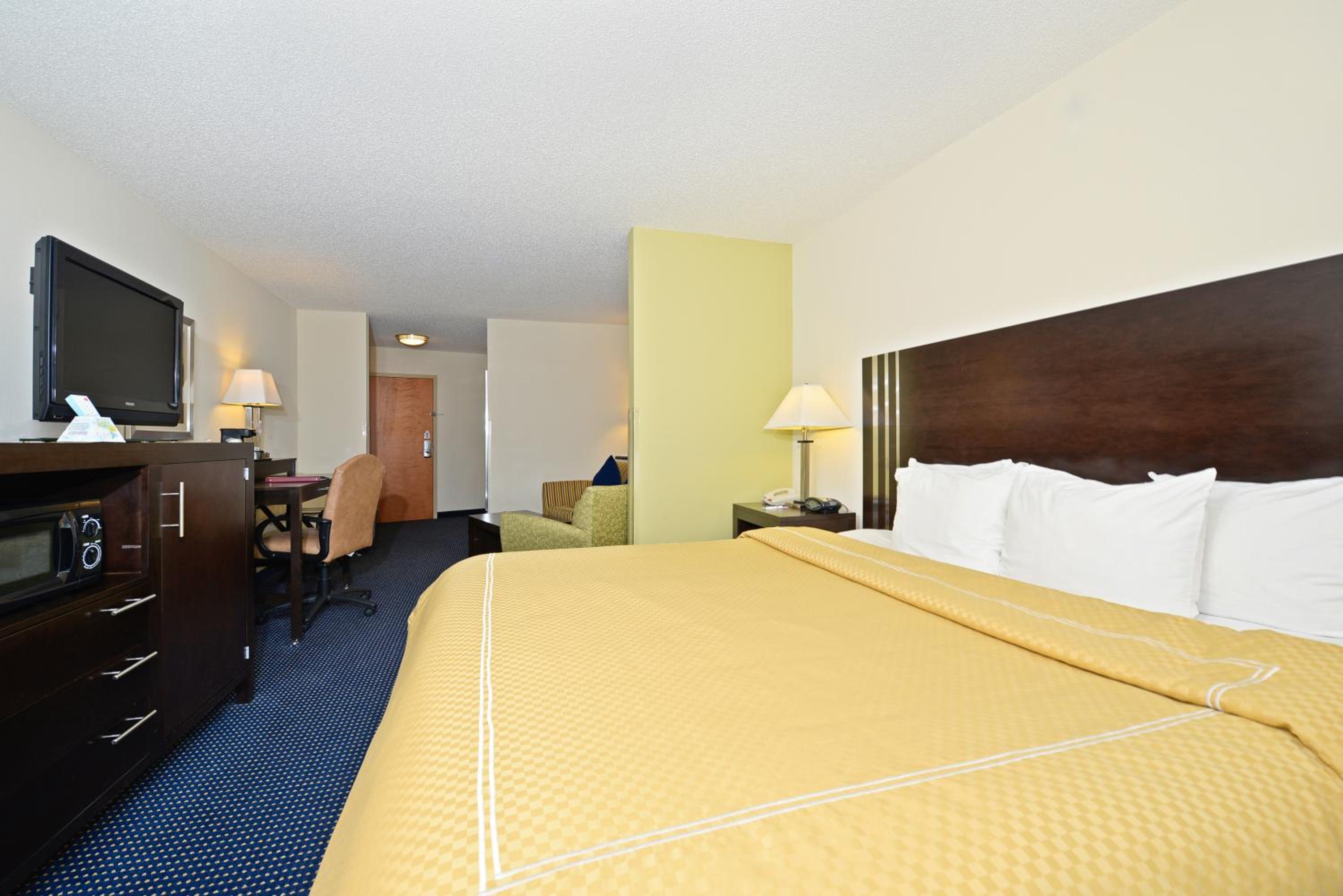 King Suite - Non-Smoking - Photo 3