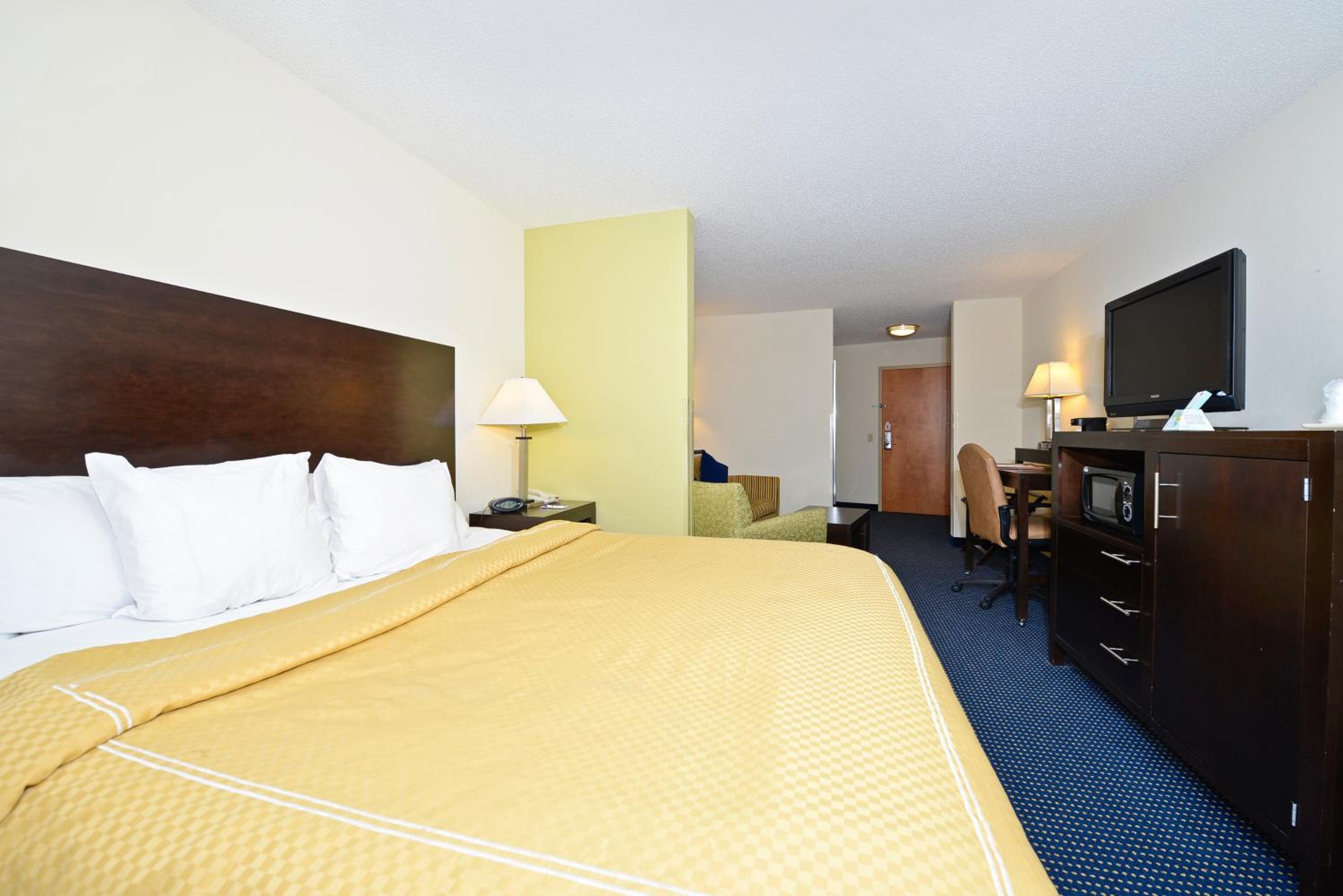King Suite - Non-Smoking - Photo 4