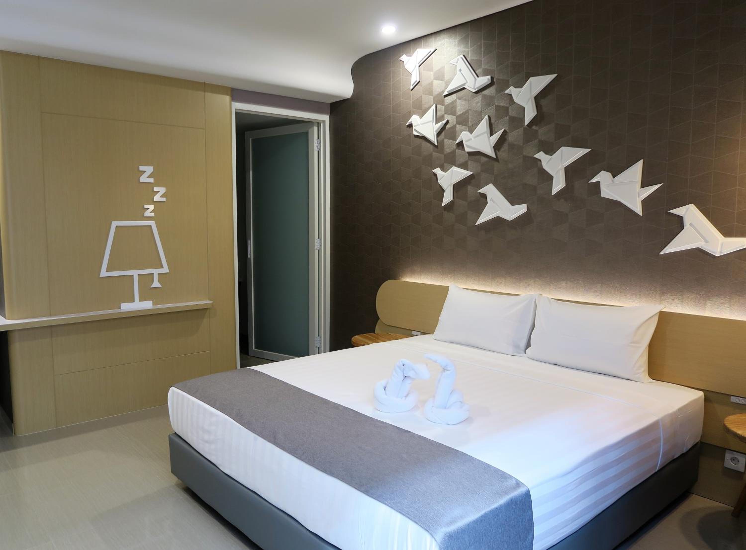 Deluxe Double Room (2 Adults + 1 Child) - Photo 2