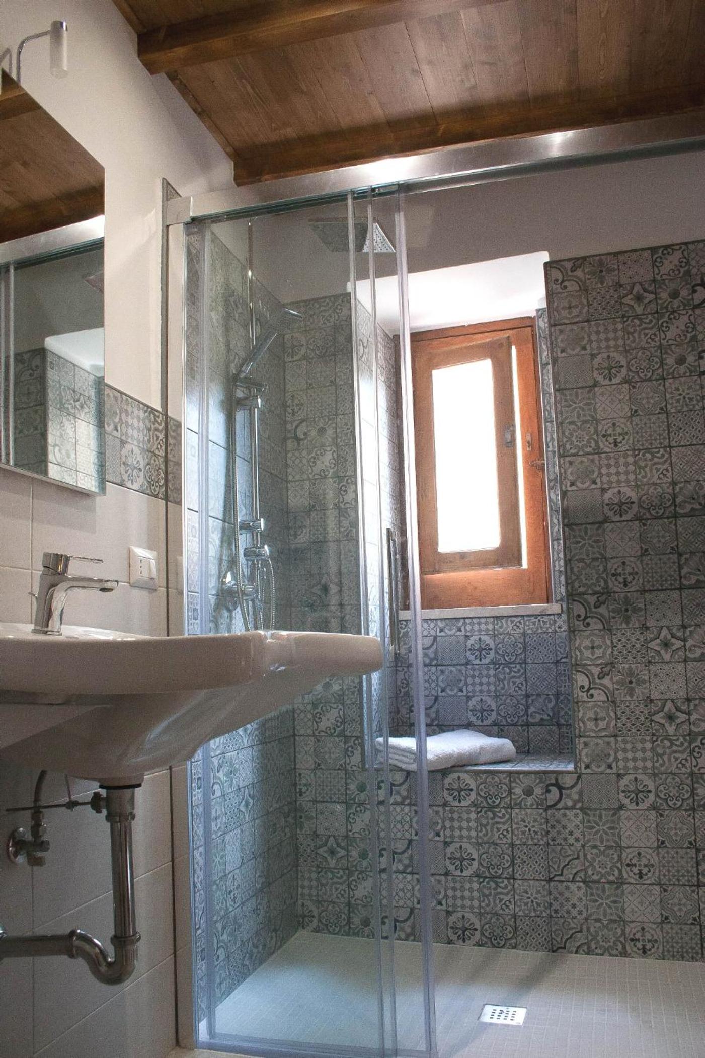 King Room with Roll-In Shower - Disability Access - Photo 2