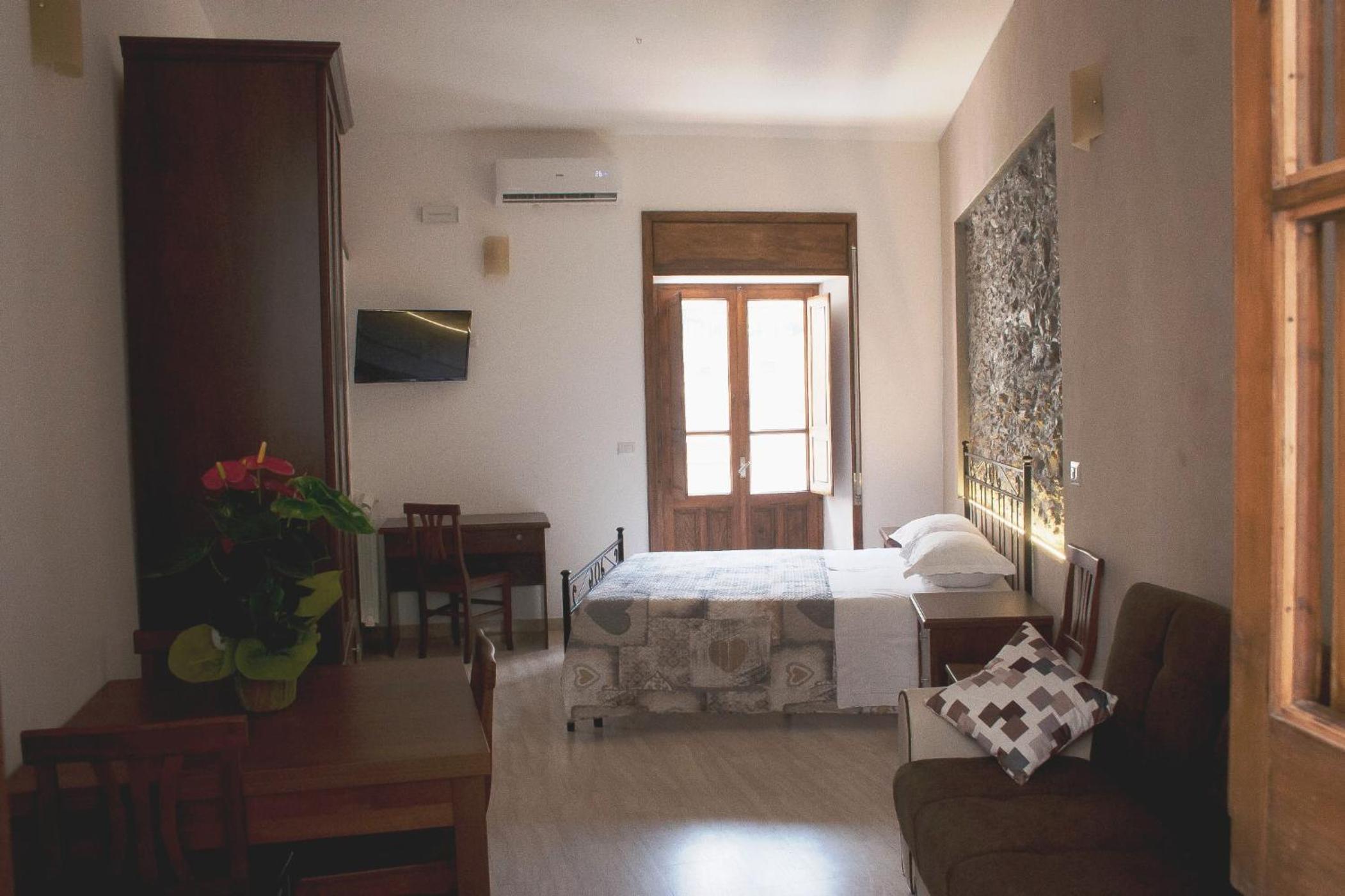 King Room with Roll-In Shower - Disability Access - Photo 1