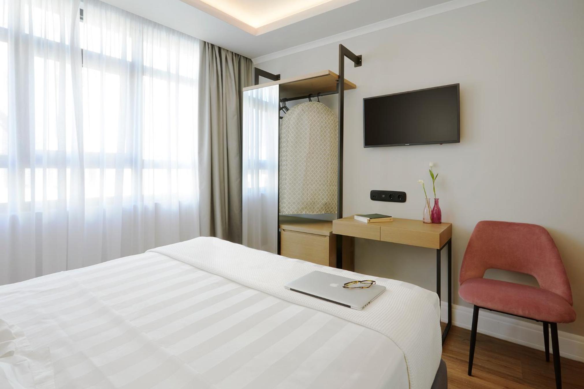 Cozy Double Room with Urban View photo 3
