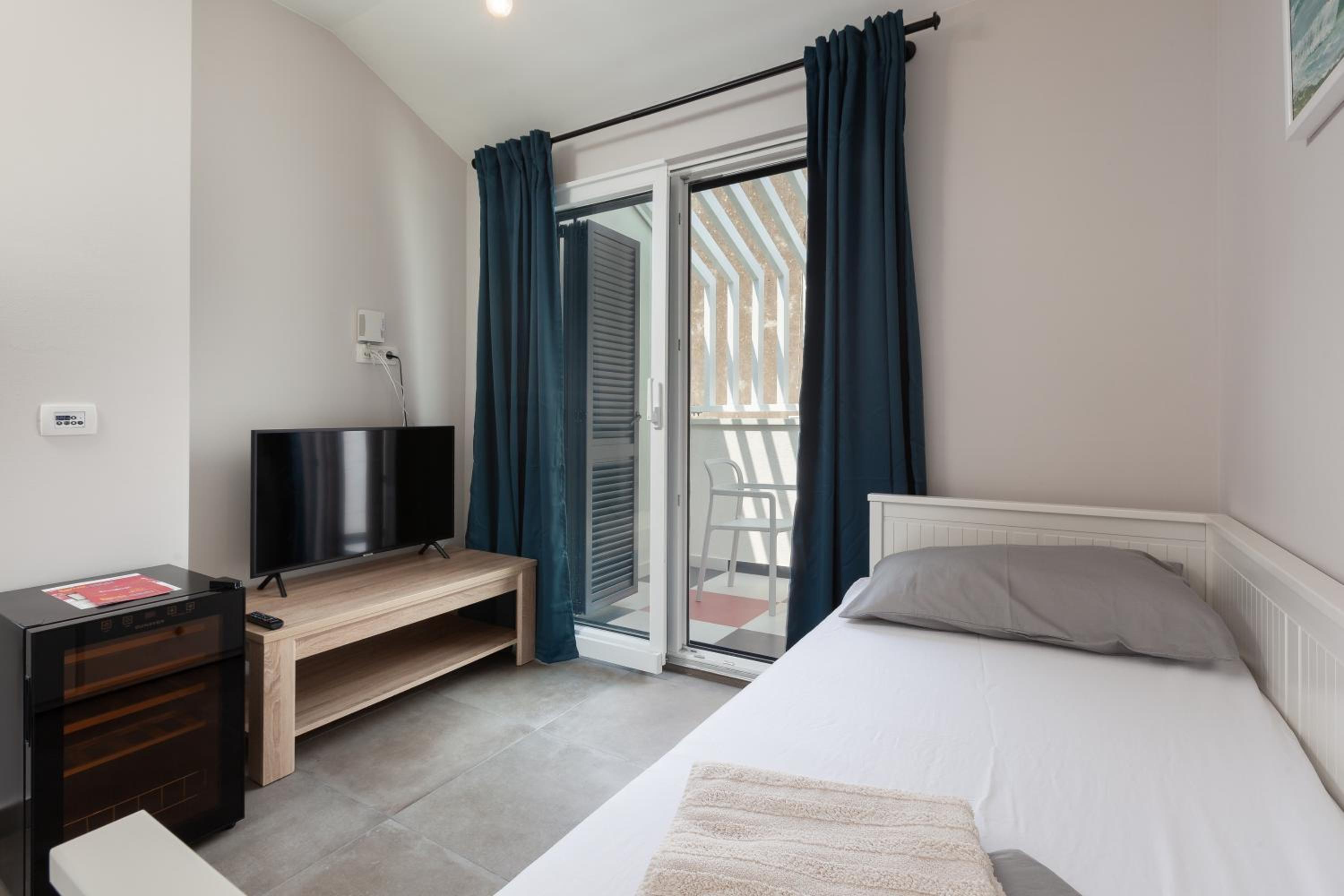 Deluxe Double Room with Balcony - Photo 6