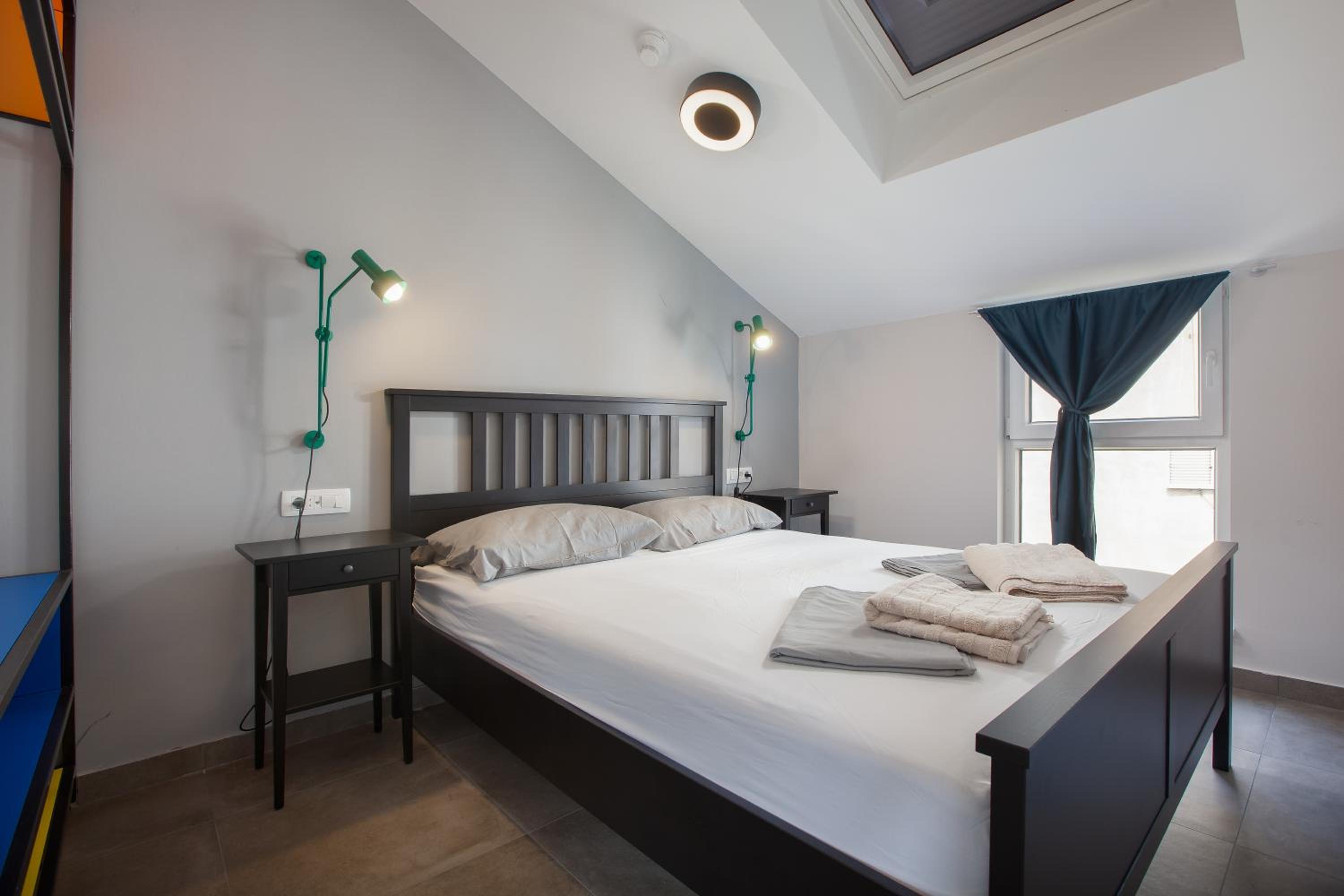 Deluxe Double Room with Balcony - Photo 7